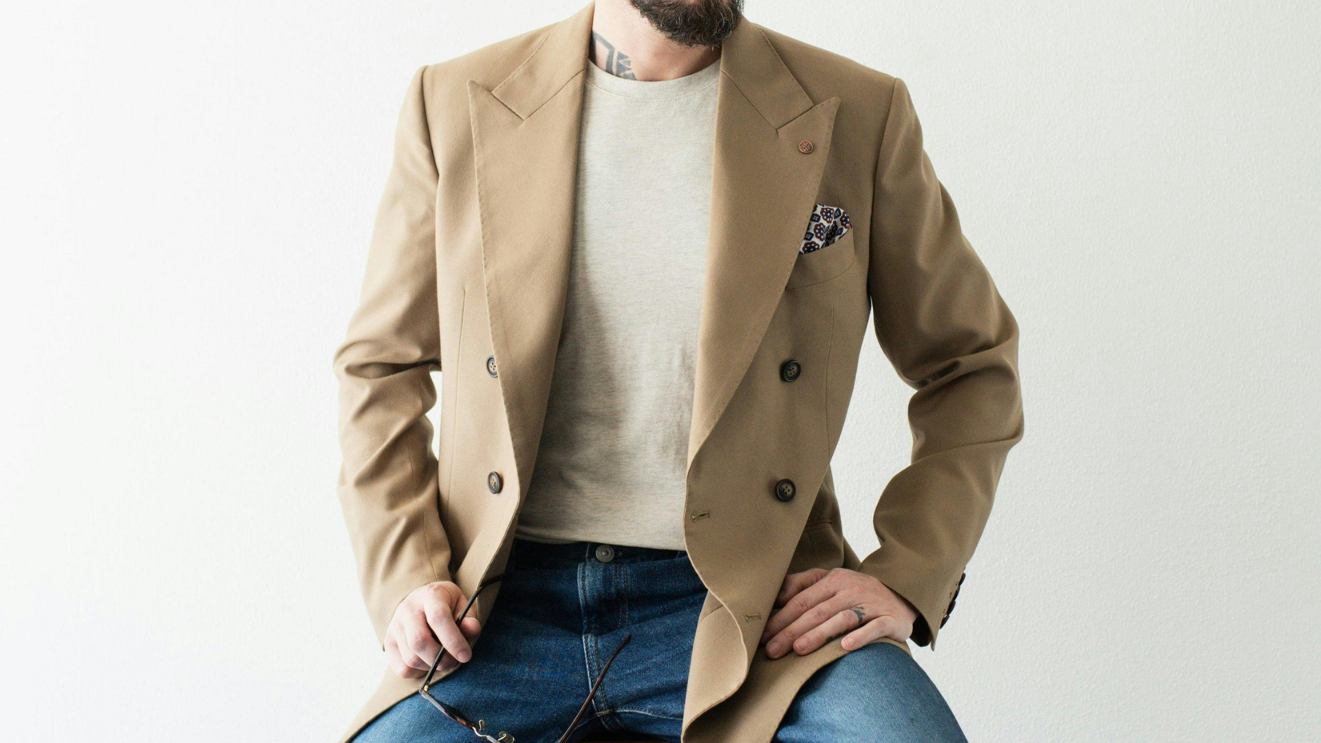 ベージュのカジュアルなダブルジャケットを着こなす男性
