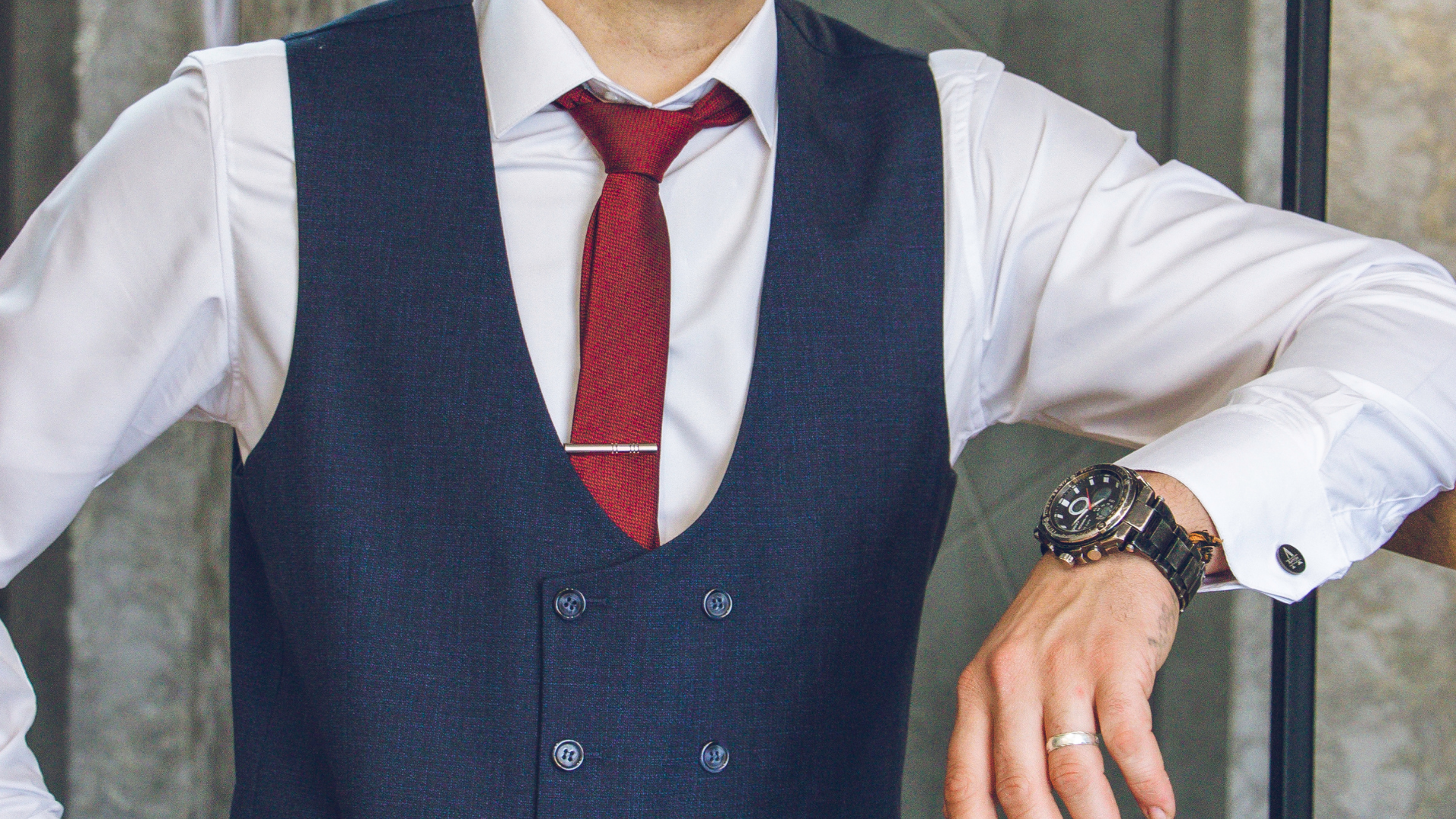 スリーピース（ベスト付き）は必要？ビジネスにおける機能性と「格」の効果