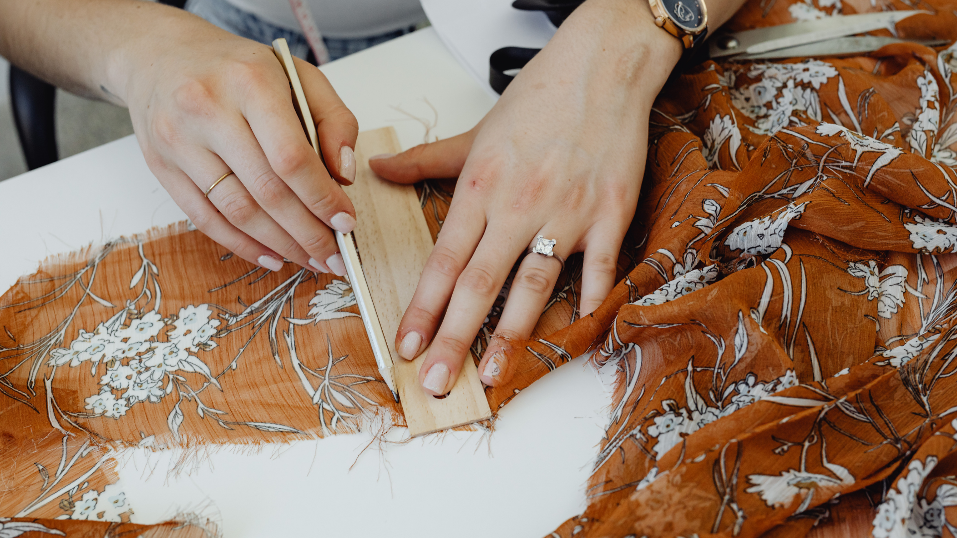 肩とシルエットのフィット感を確認するフィッター