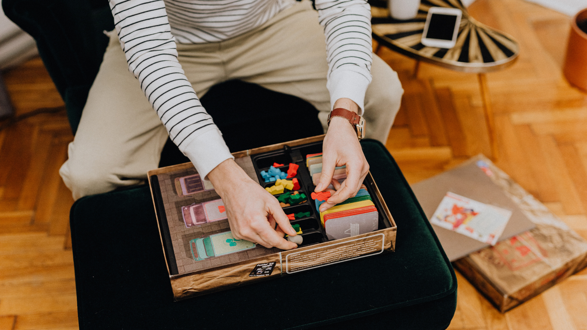 ハリと光の流れを比較する生地サンプル