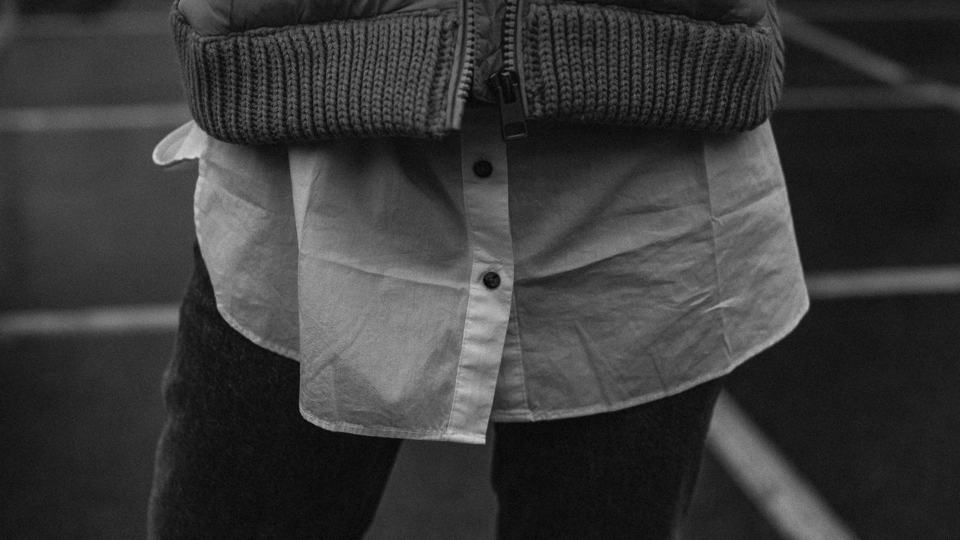 肩線とウエストラインを整えたネイビースーツのフィット感