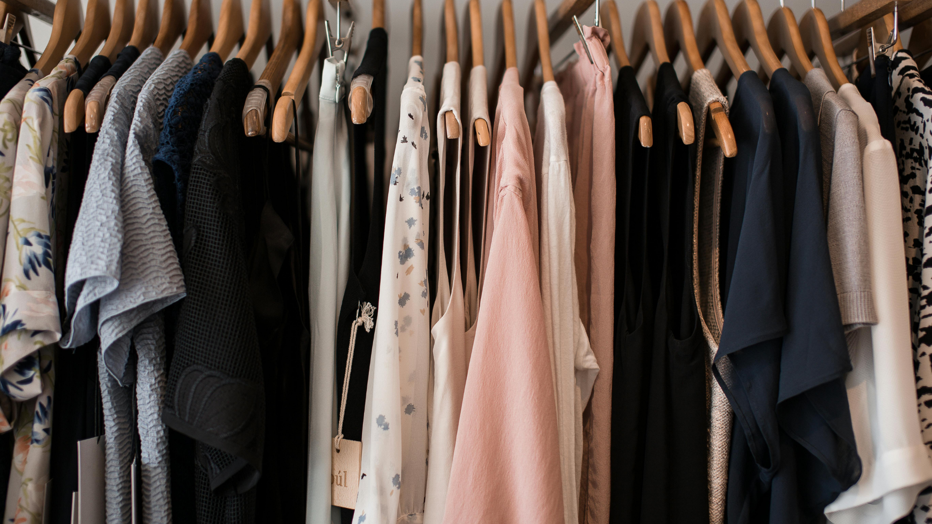 肩幅と裾幅のバランスを採寸するフィッター