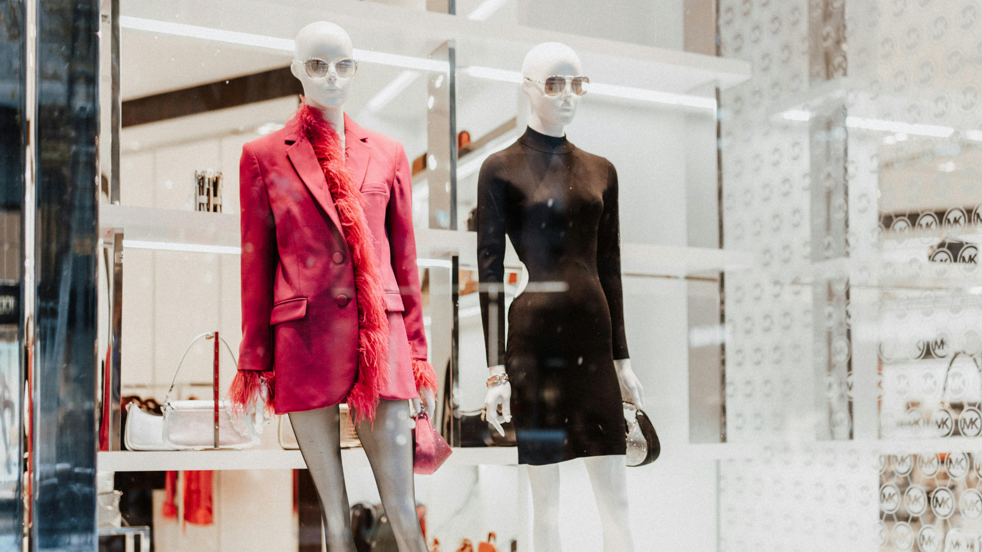 裁断工程で生地をカットする様子