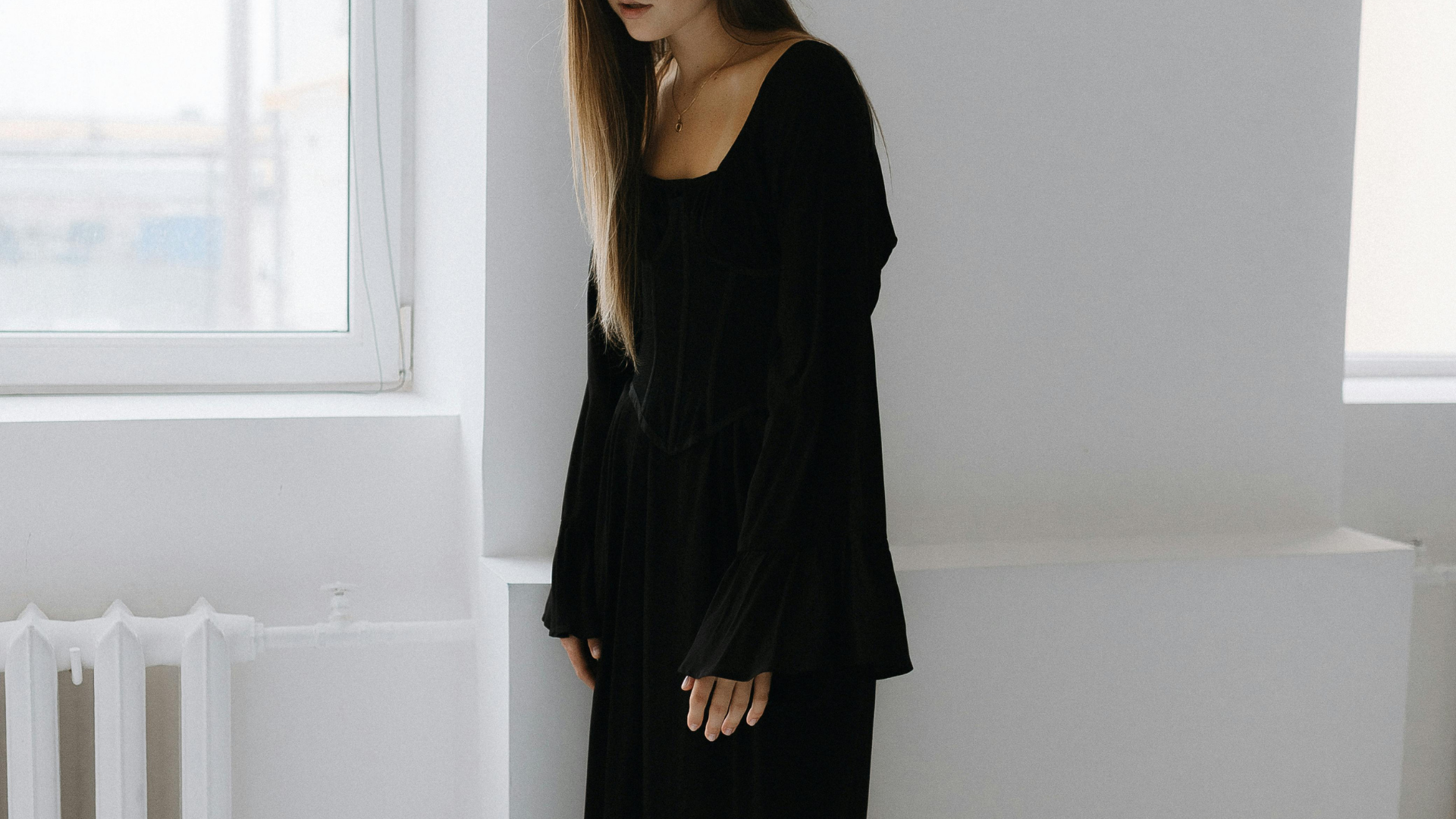 仮縫い段階で袖丈を確認するフィッティング