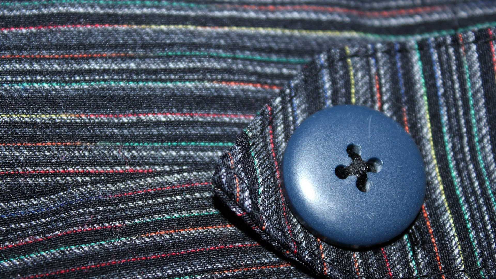 肩線の位置を指で確認するフィッター