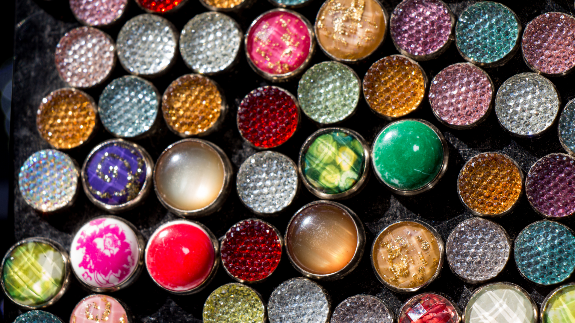 肩パッドと袖山のシワを確認する後ろ姿