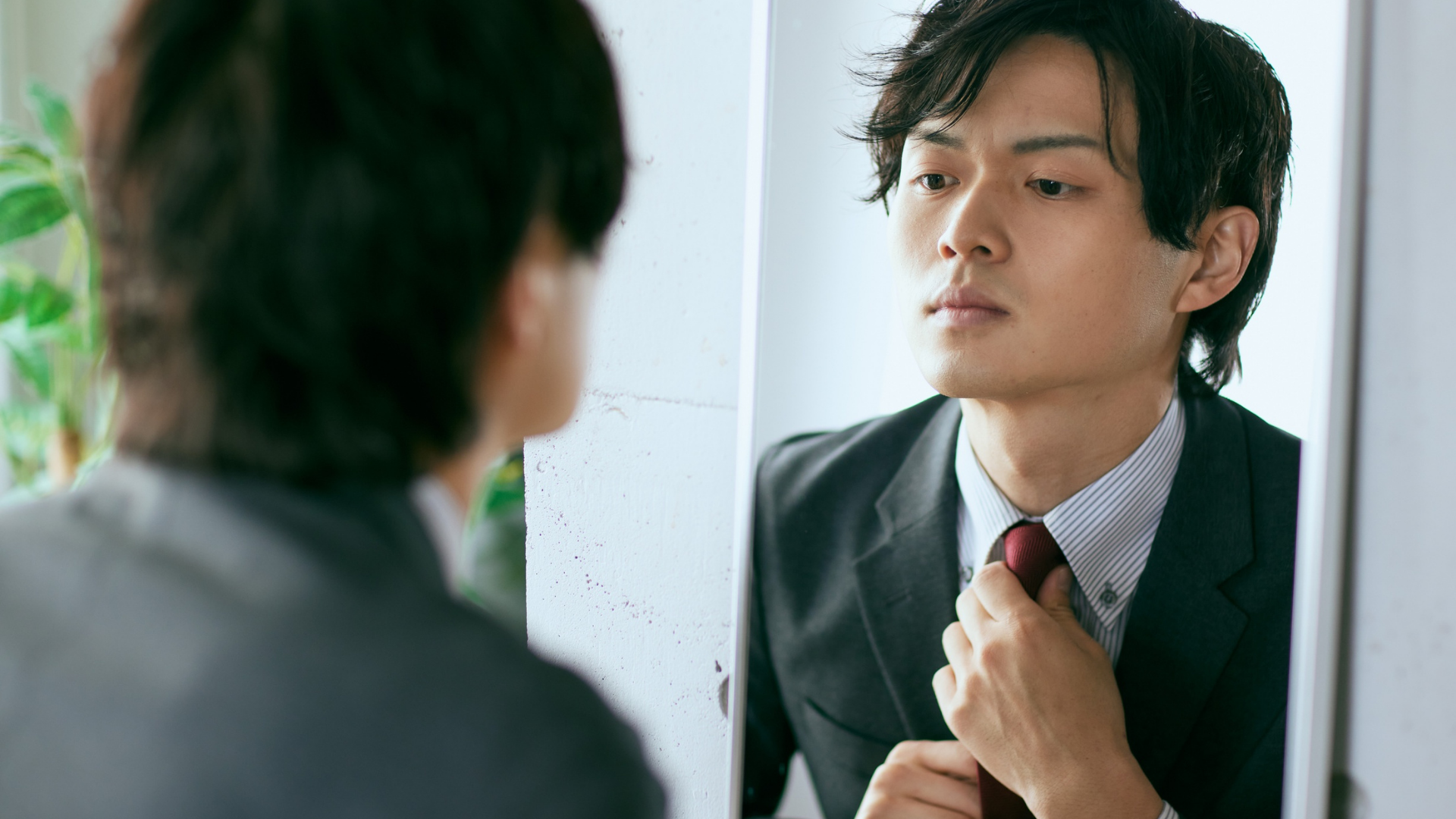 生地と芯地を比較しながら仕様を決める様子