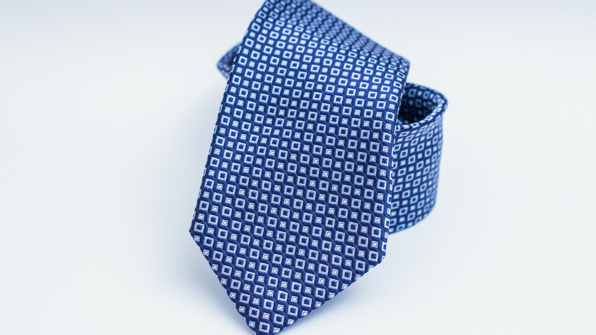 袖丈の縫い代を確認するフィッター