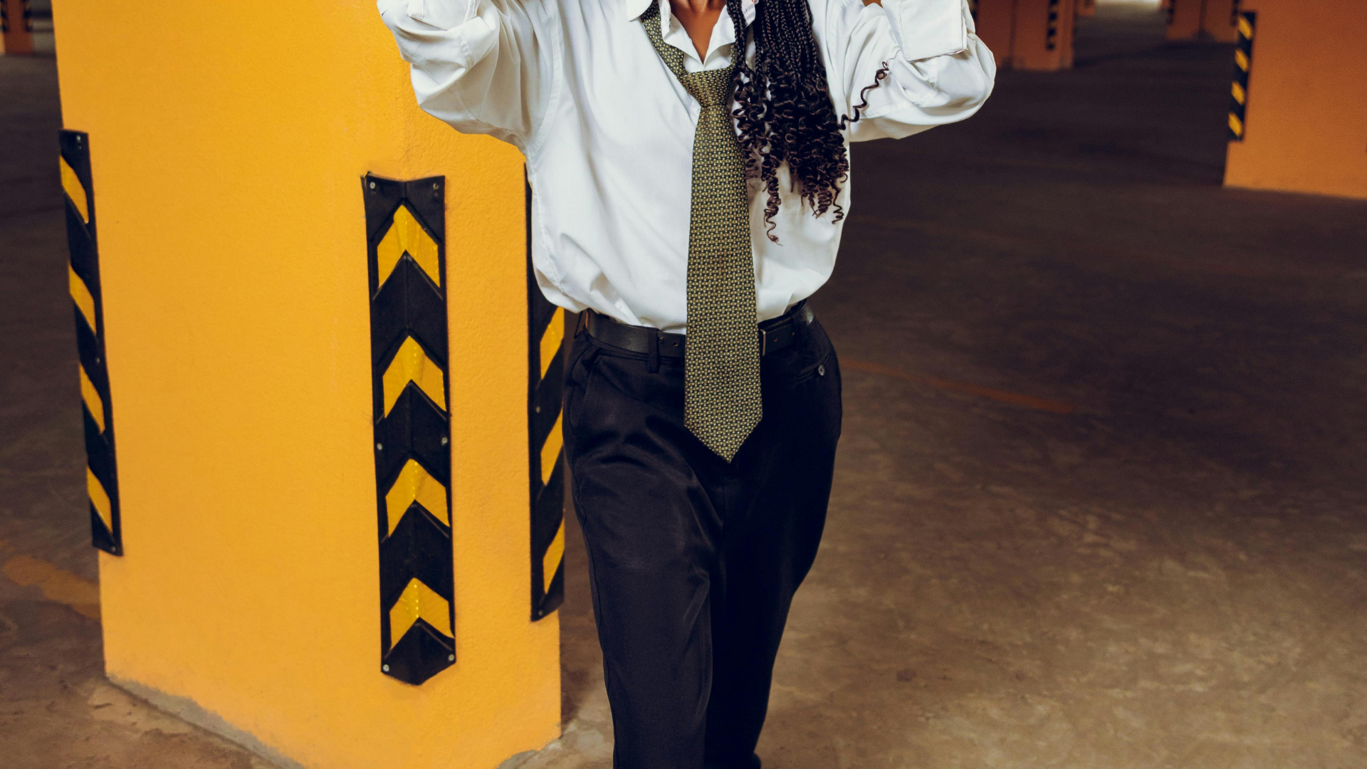 ネイビースーツに白シャツを合わせた王道Vゾーン