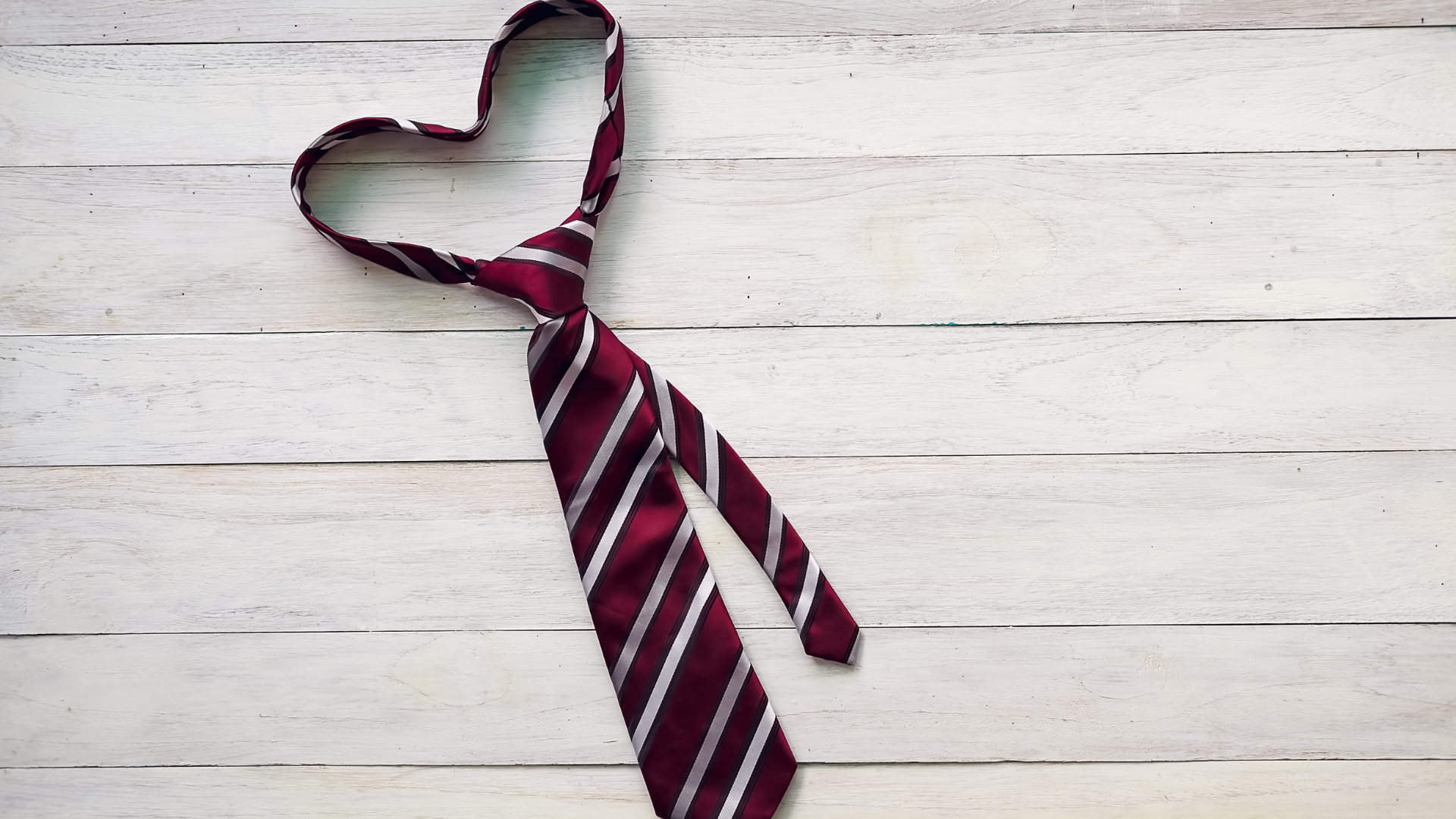 ネイビーに合わせる白シャツとネクタイの色合わせ例