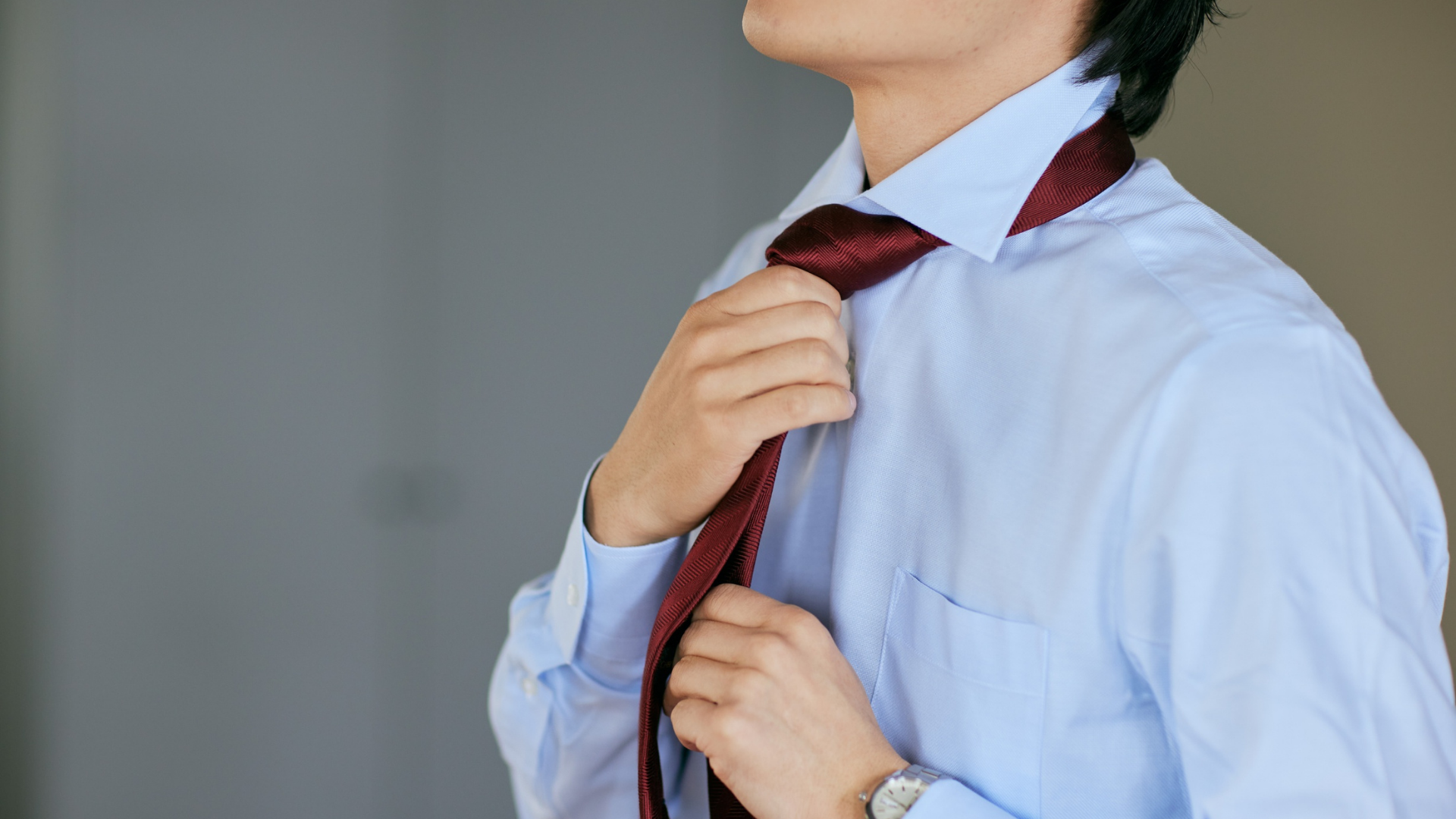 ベストでVゾーンを整えたビジネススタイル