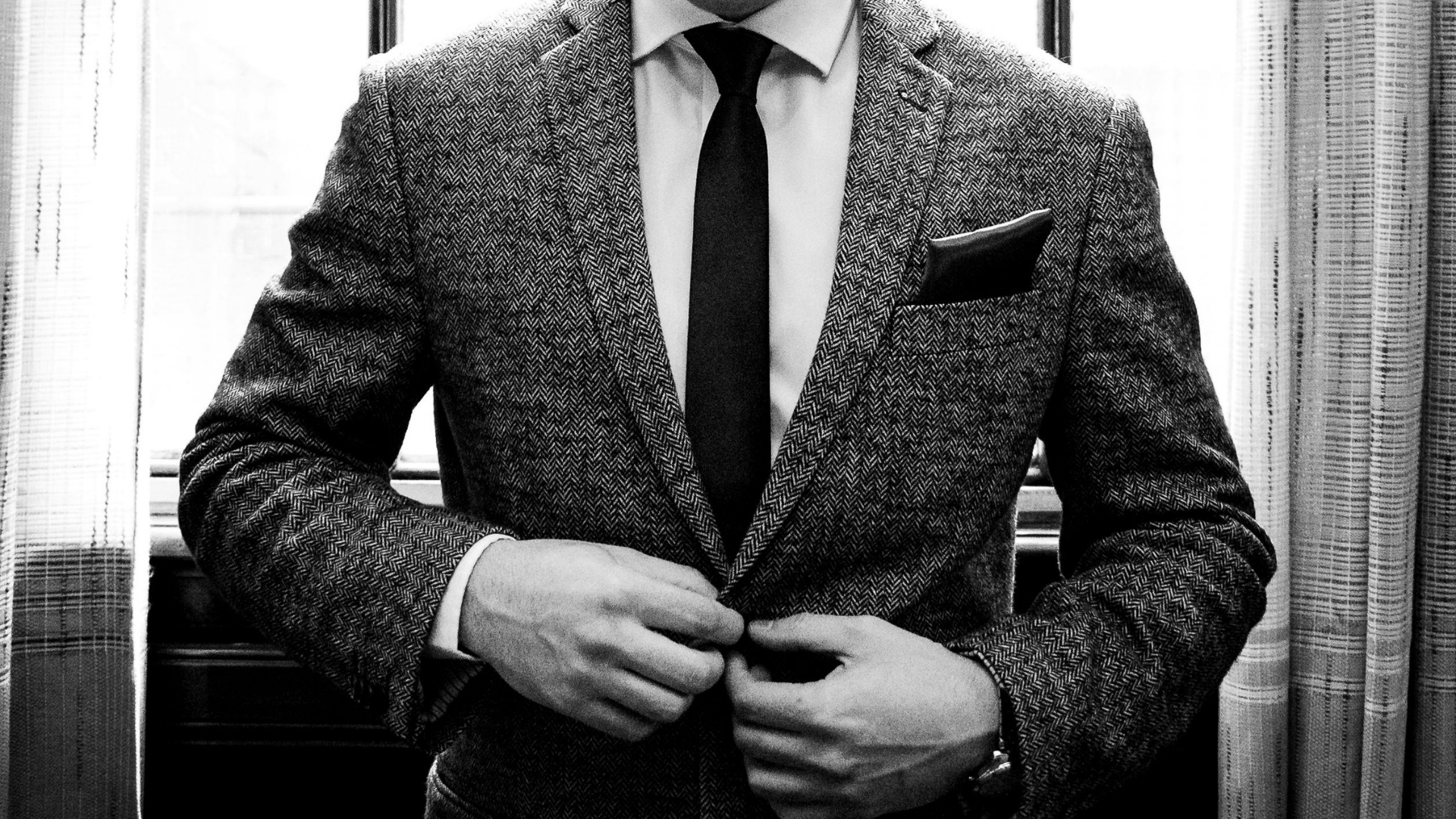 ダブルジャケットの肩とウエストを整える様子