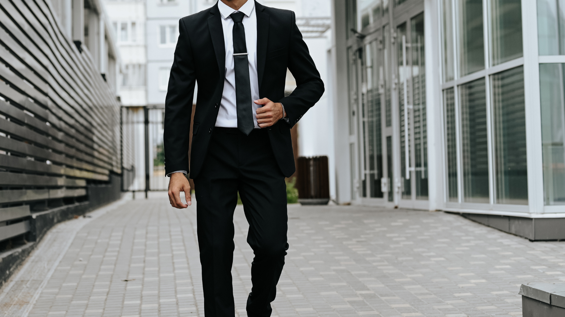 【ブラック無地】ビジネスで着ると「喪服」に見える？礼服とビジネススーツの違い