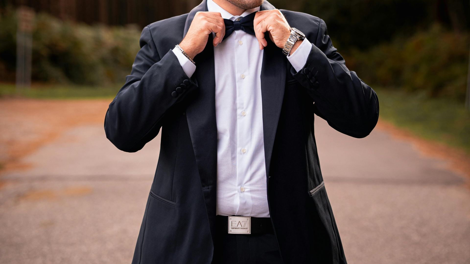 ストレッチ混ウール生地を確認する女性