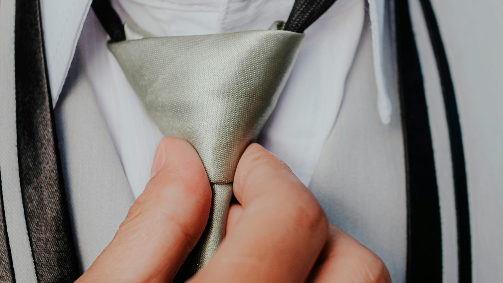 就活でのジャストフィットを確認する採寸シーン