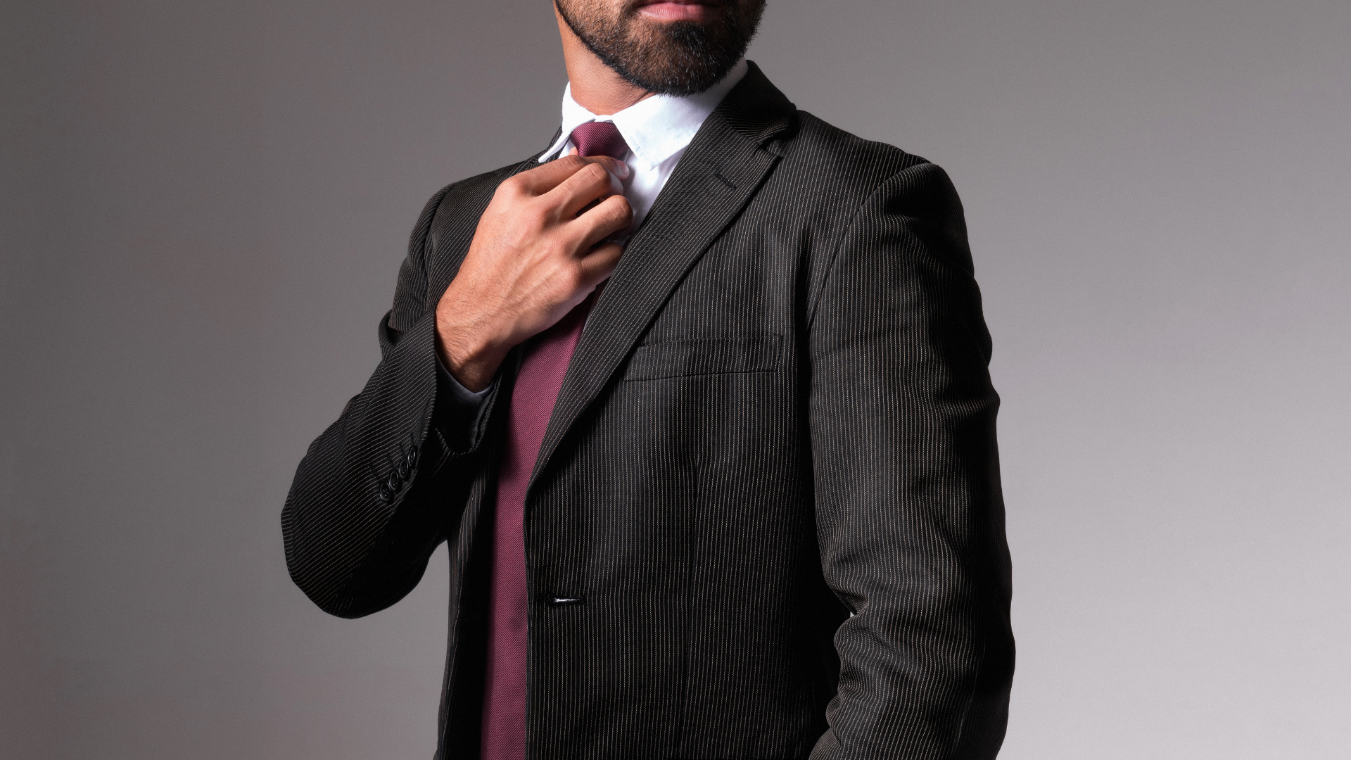 面接前の最終フィッティングで姿勢を整える様子