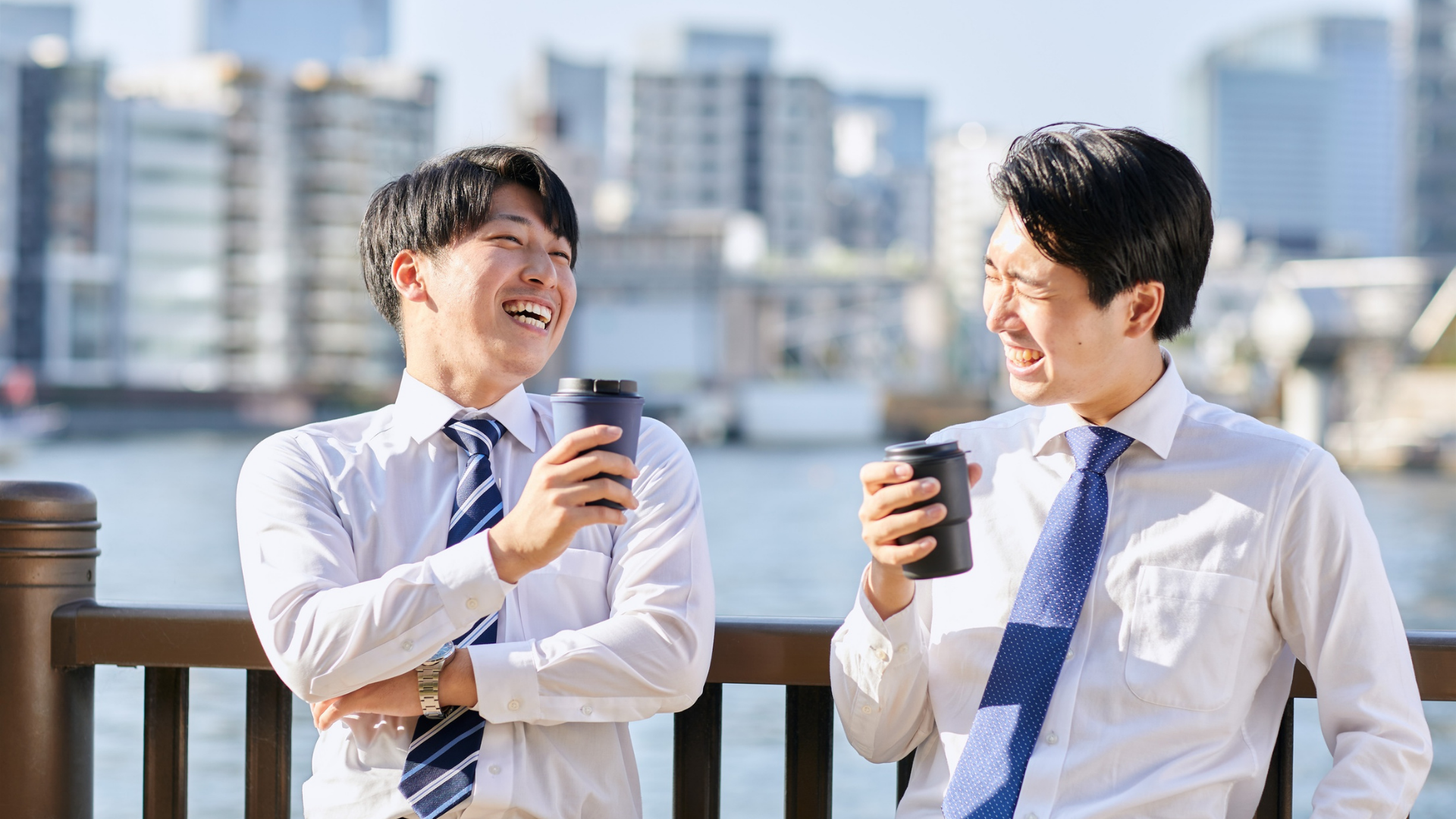 成人式のVゾーン例(白シャツ+ネイビータイ+控えめチーフ)