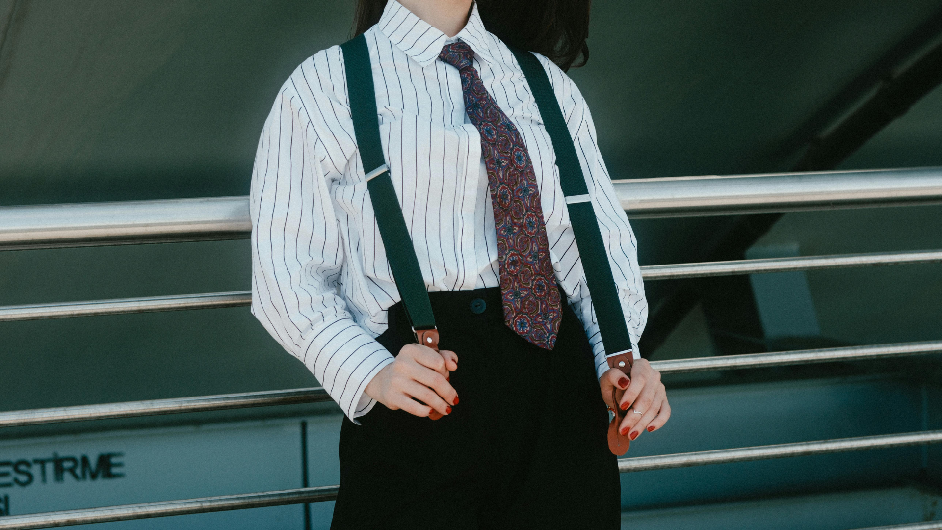 仕立券を手にして生地を選ぶ様子