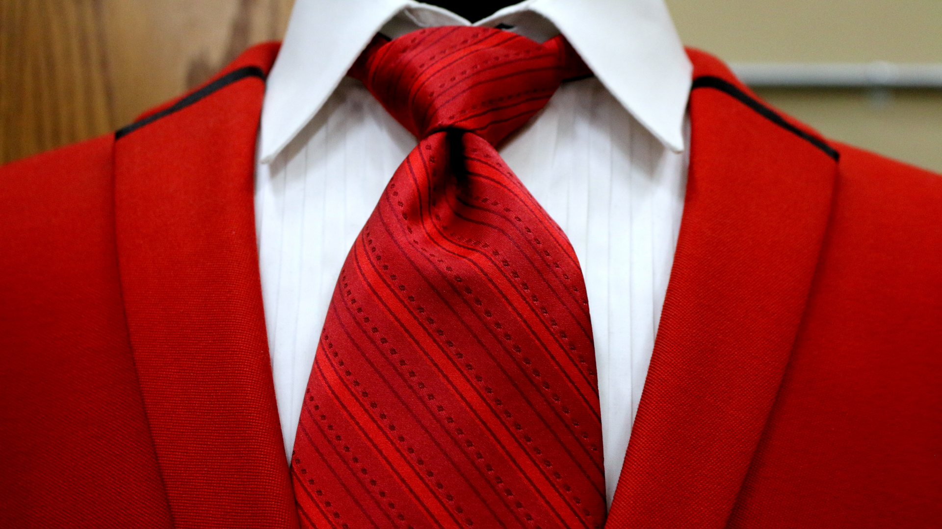 チームで同じスーツを着用しピッチに臨む様子