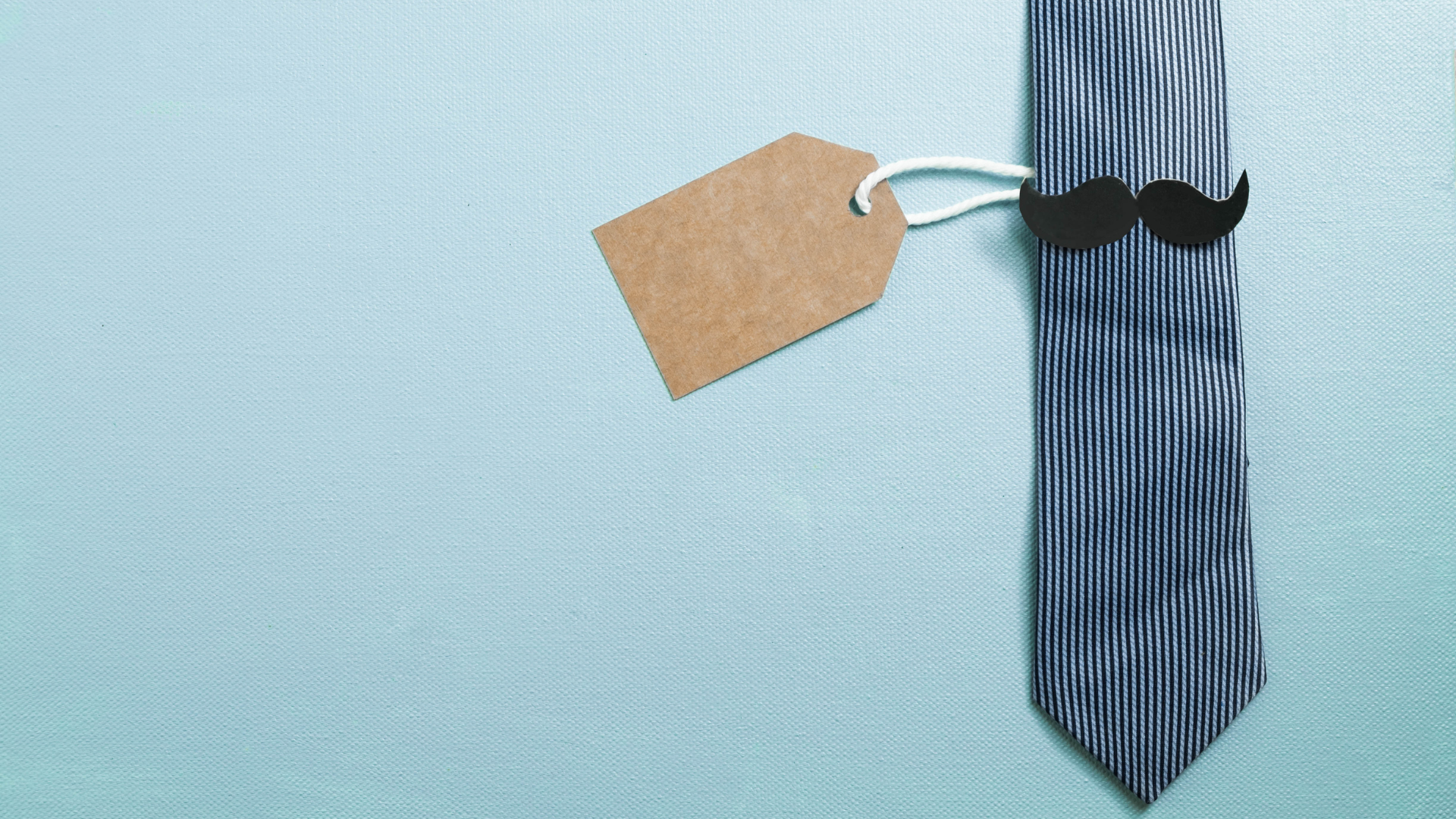 フィッティングでサイズを合わせるチームメンバー