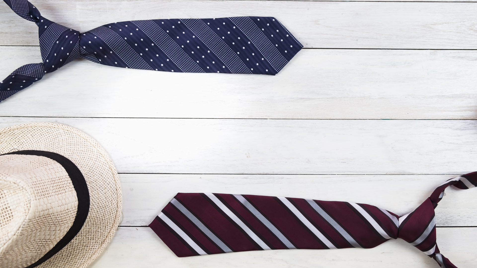 ピークドラペルのゴージ位置と胸の立体感を確認する様子