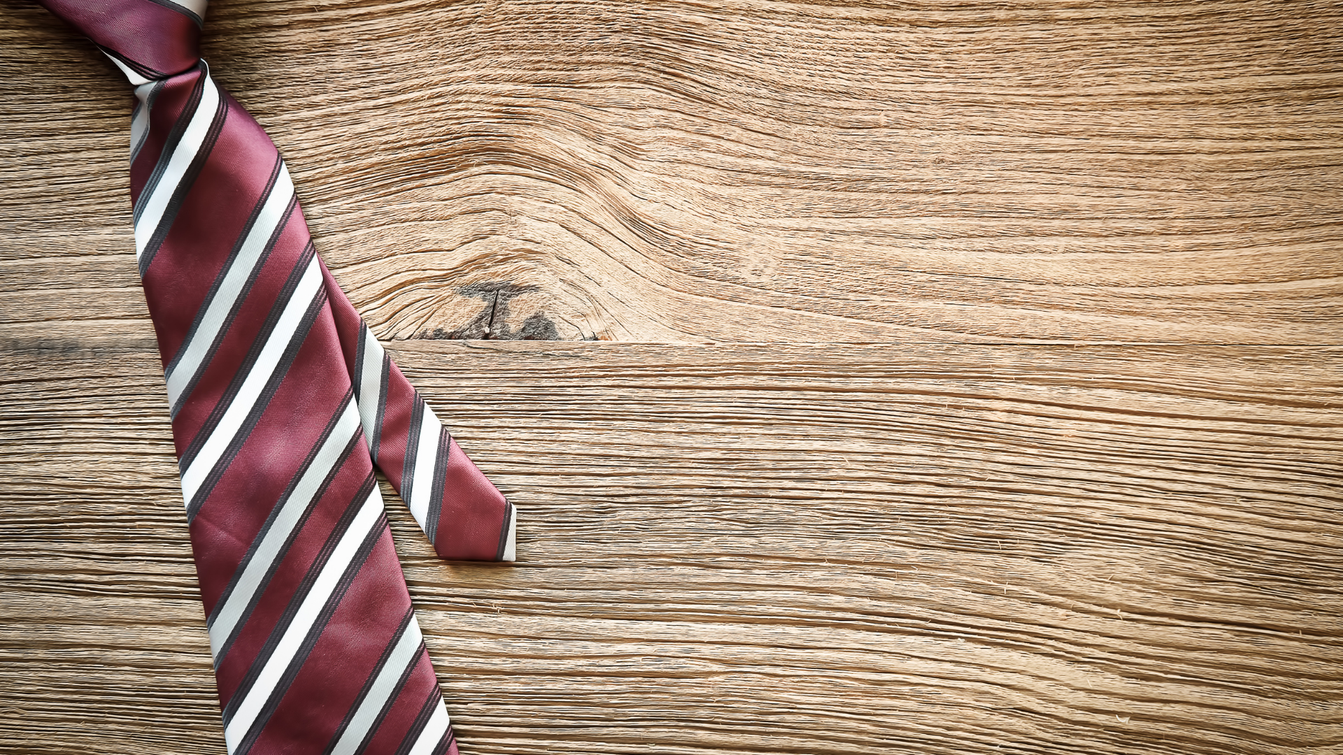 サイドベンツが開く角度を座位で確認する様子