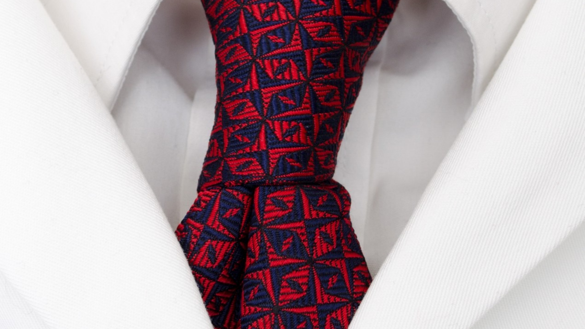 本切羽でボタン間隔と縫い代を確認する様子