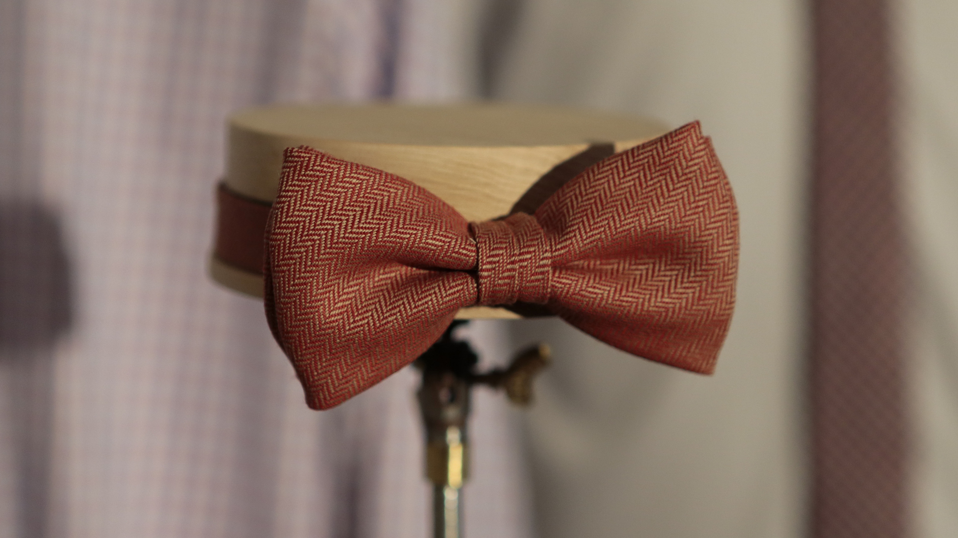 シングルとダブル裾の見た目を比較するイメージ