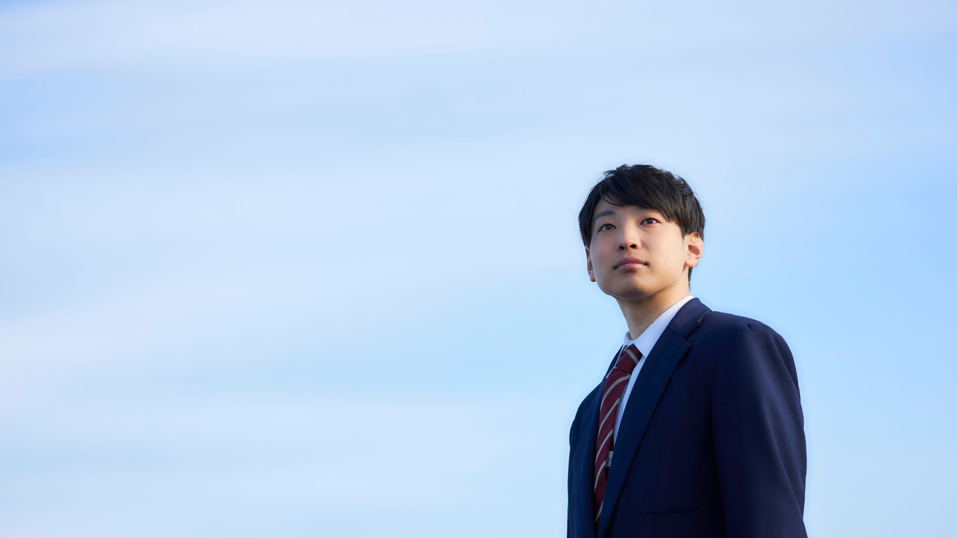 裾幅と靴の当たりをチェックする様子