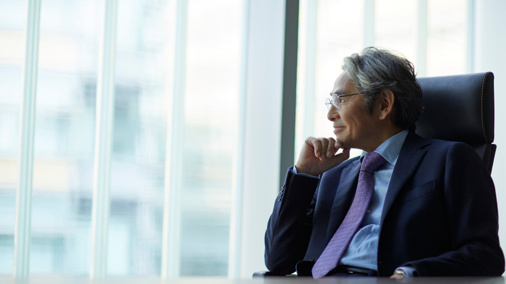 ワンタックで腰回りのゆとりを確保したパンツの後ろ姿