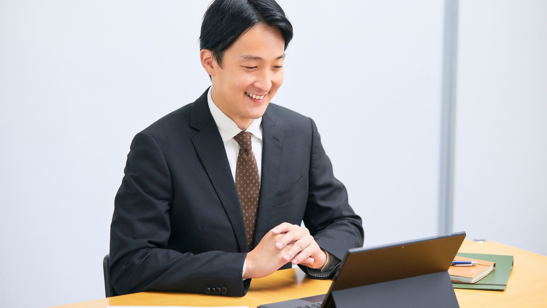 総裏と背抜きの裏地パターンを比較するイメージ