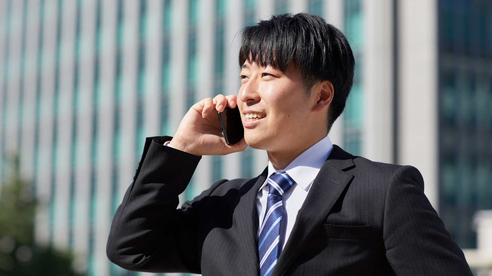 ラペル端のAMFステッチをクローズアップ