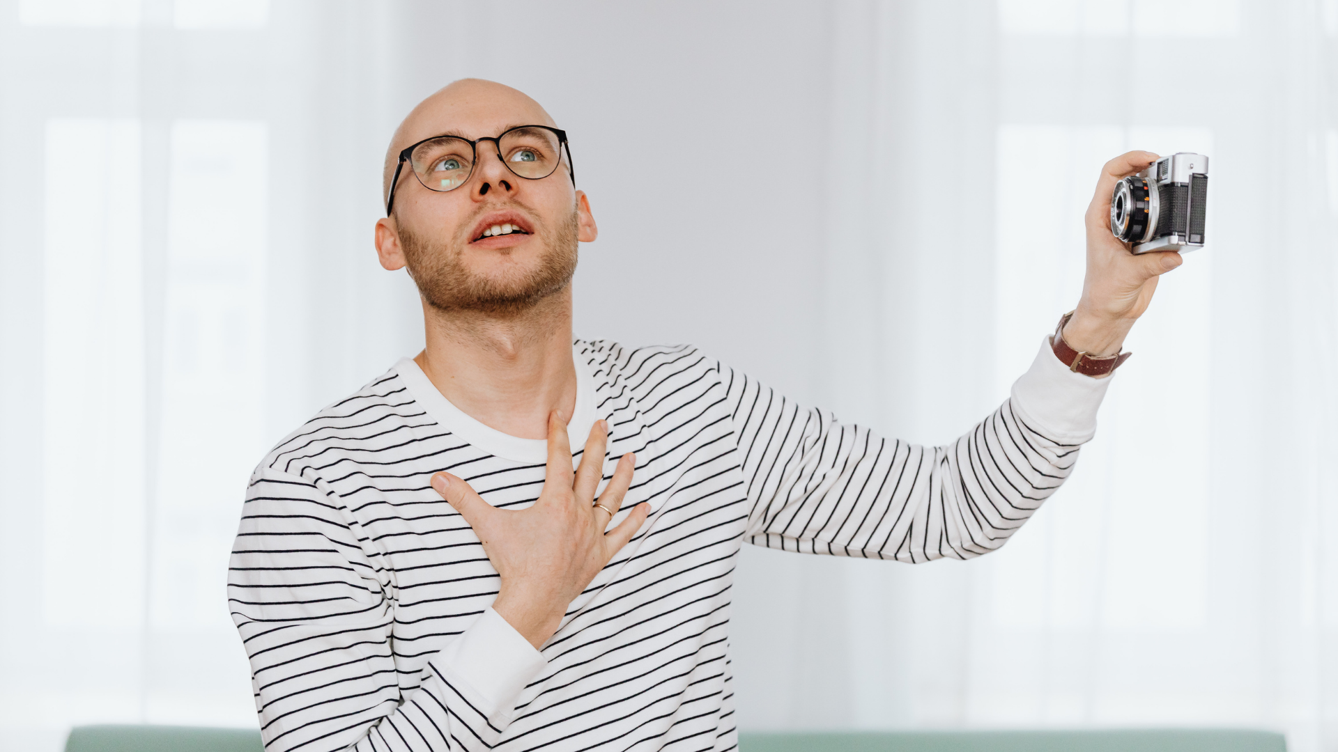 サスペンダー着用時の裾の落ち感とクリースを確認する後ろ姿