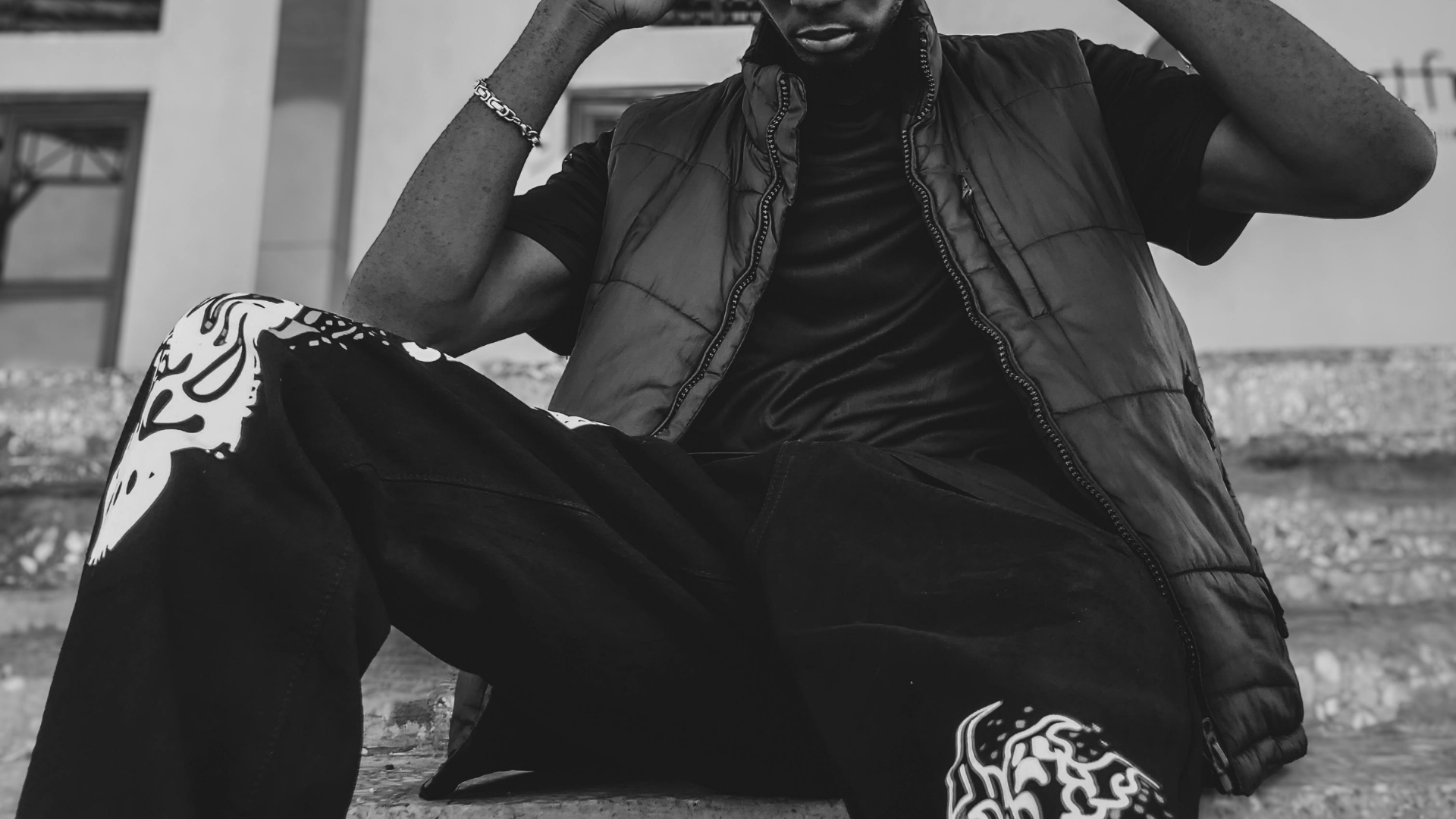 黒靴と黒ベルトで揃えた足元イメージ