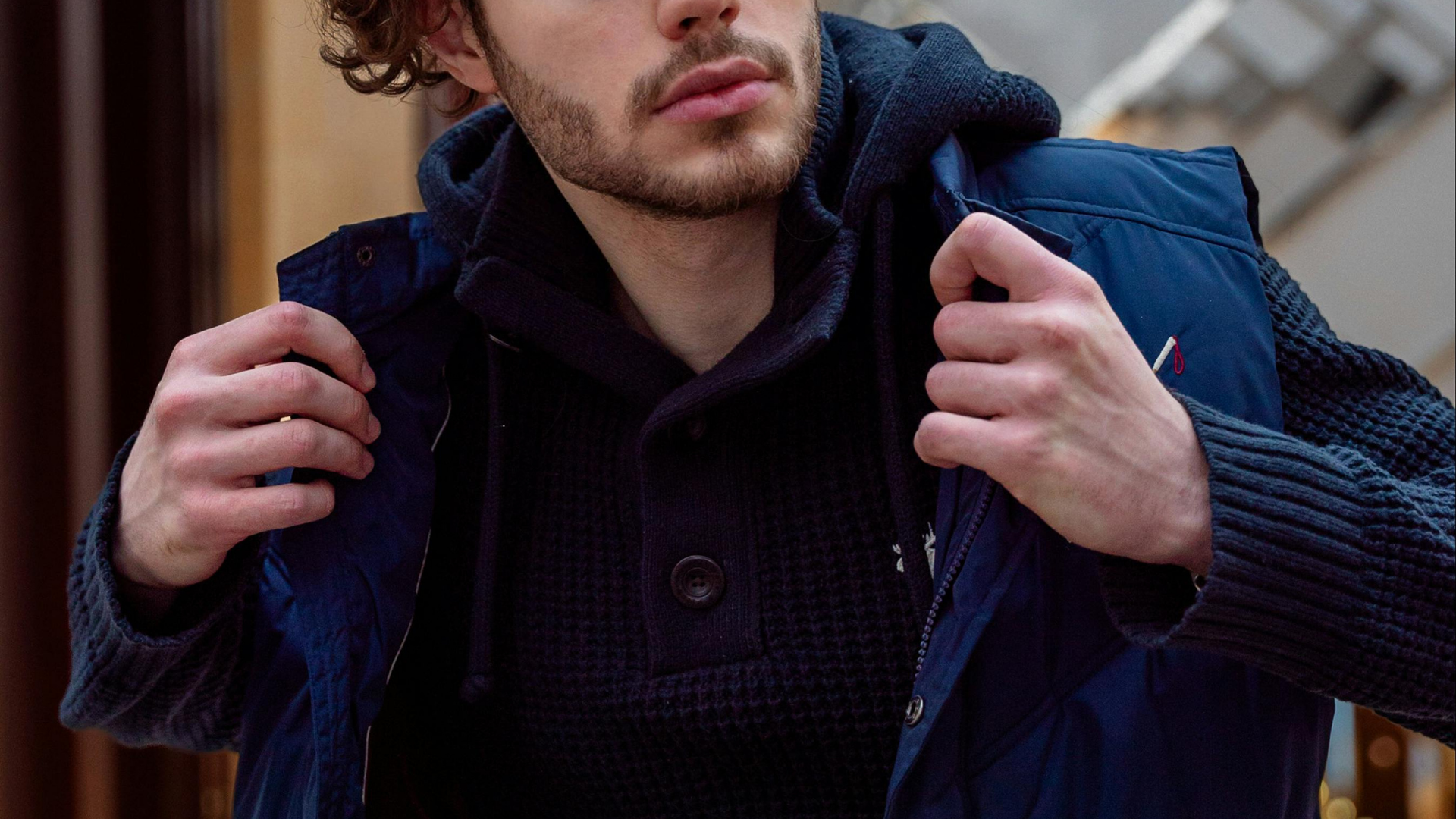 ライトブラウンの靴とベルトをネイビーに合わせた例