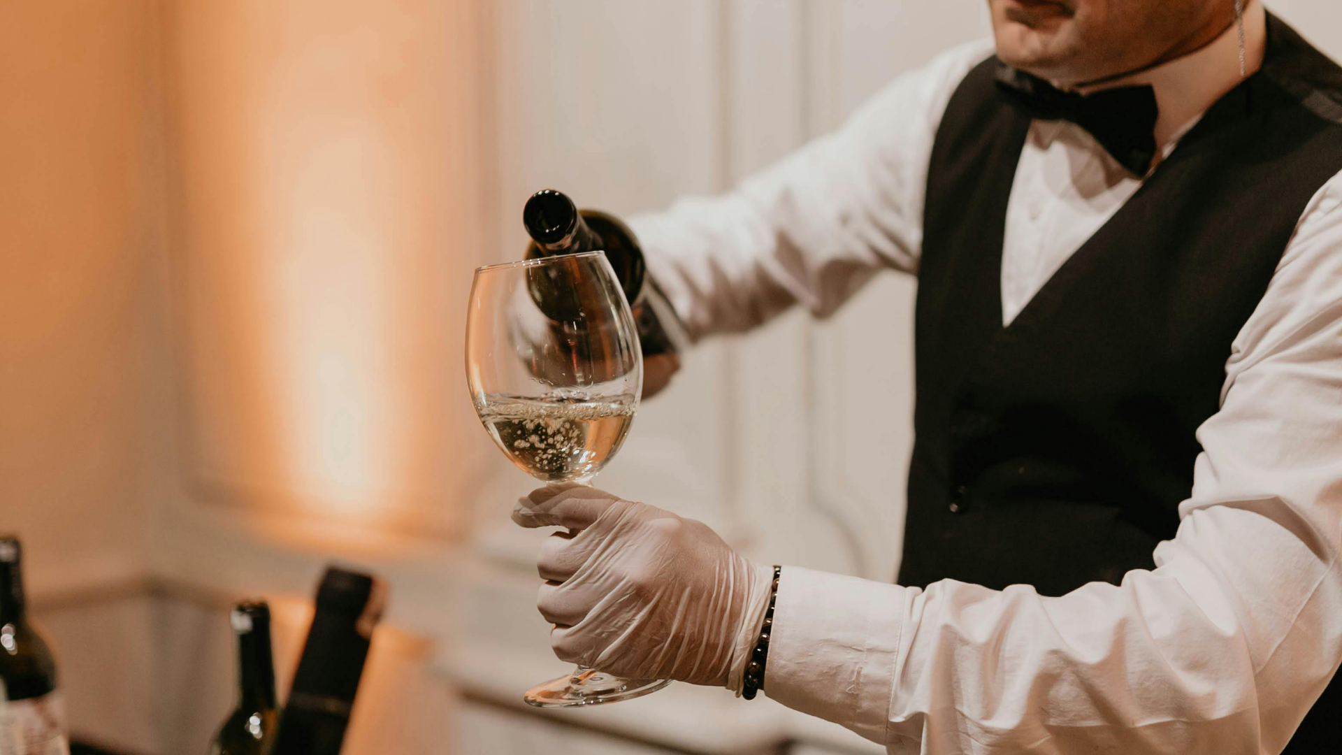 膝下丈の濃色ソックスで足元をまとめた例