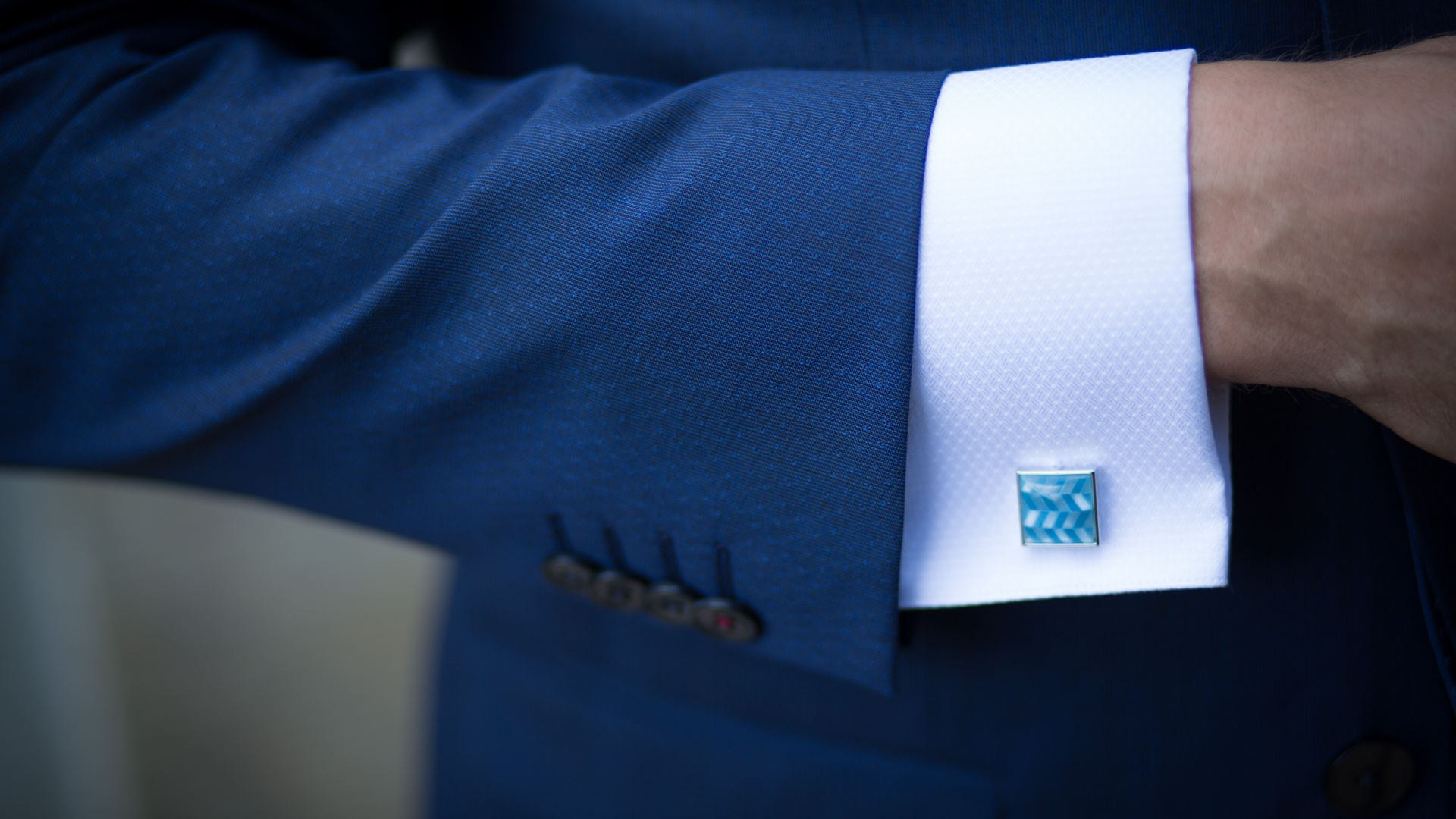 袖ボタンの「本切羽（本開き）」とは？オーダー通を唸らせるディテールの歴史