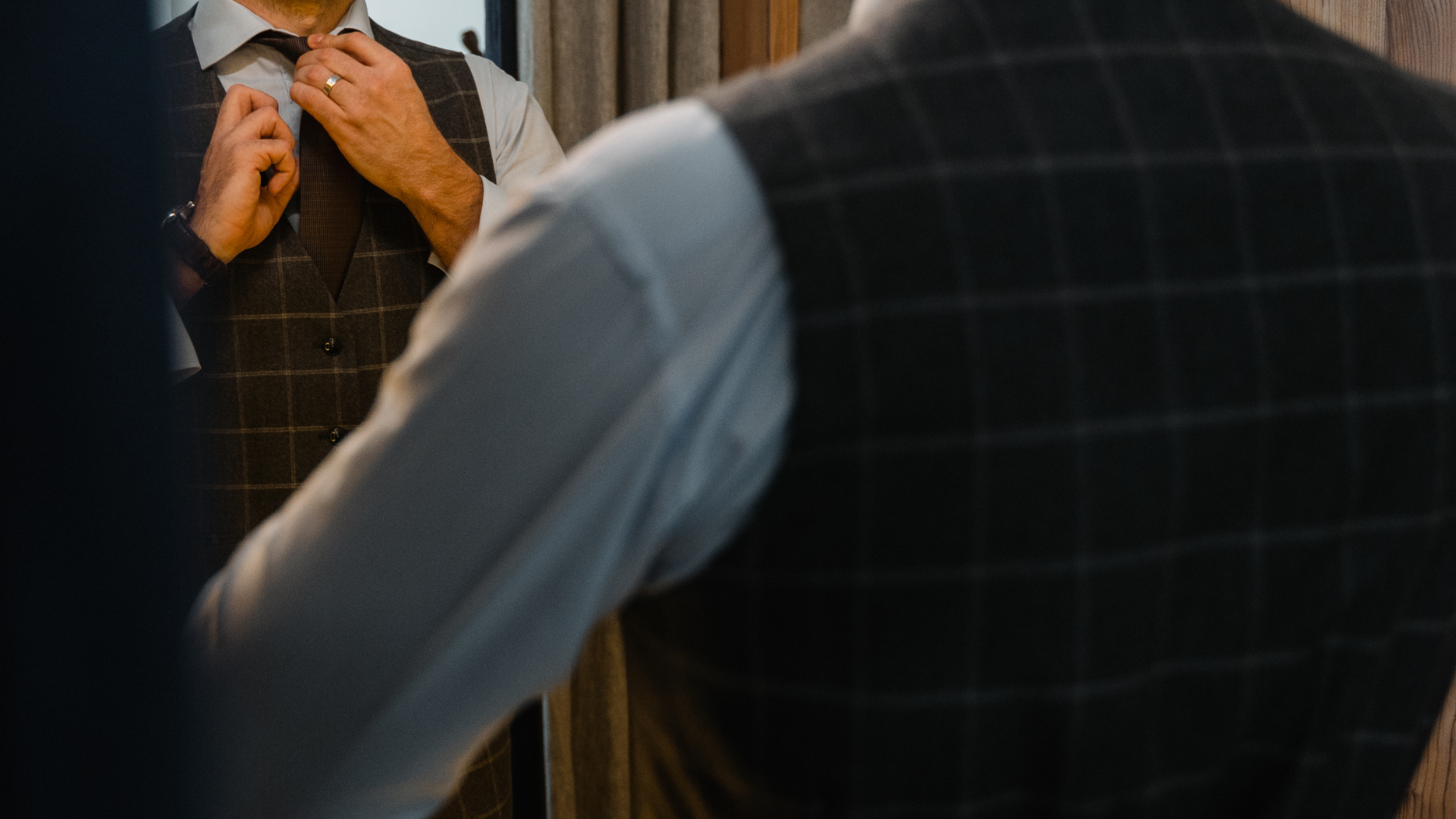 ネイビーに白シャツとネイビータイを合わせた例