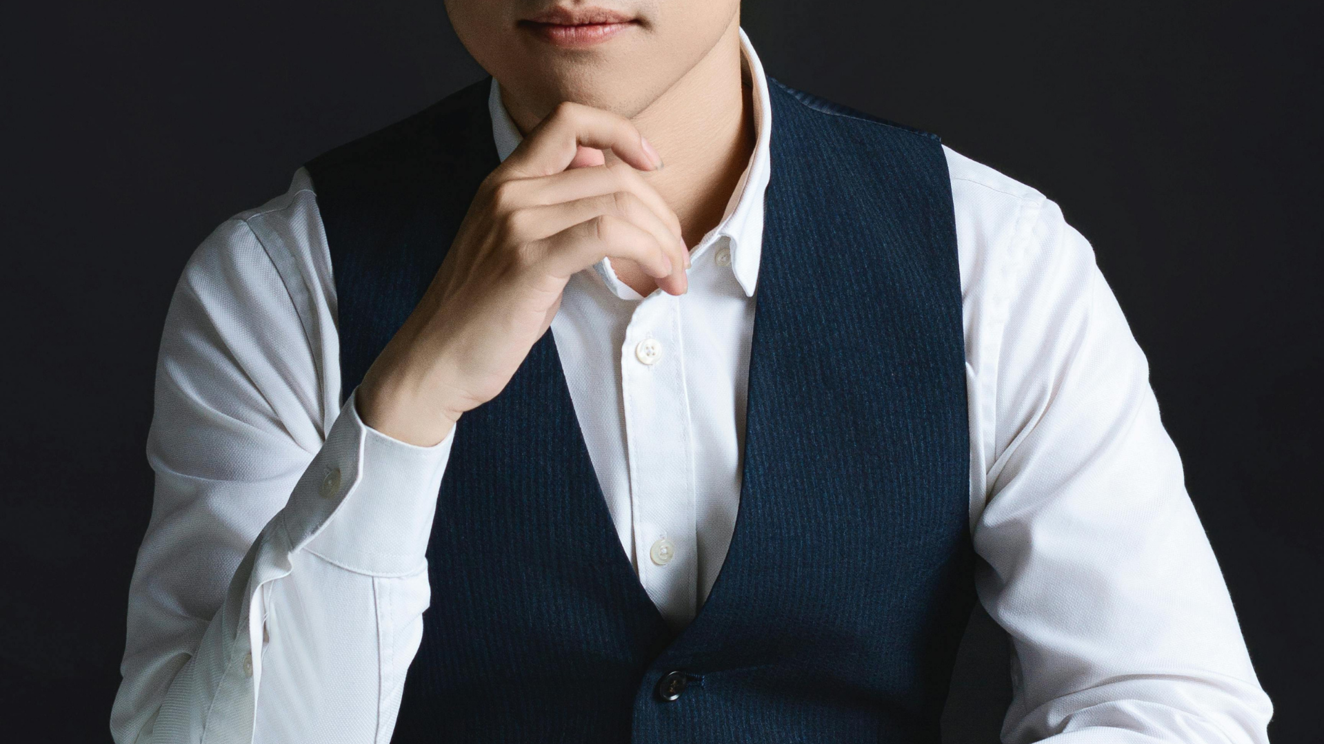 サックスシャツと小紋タイで軽さを出したVゾーン