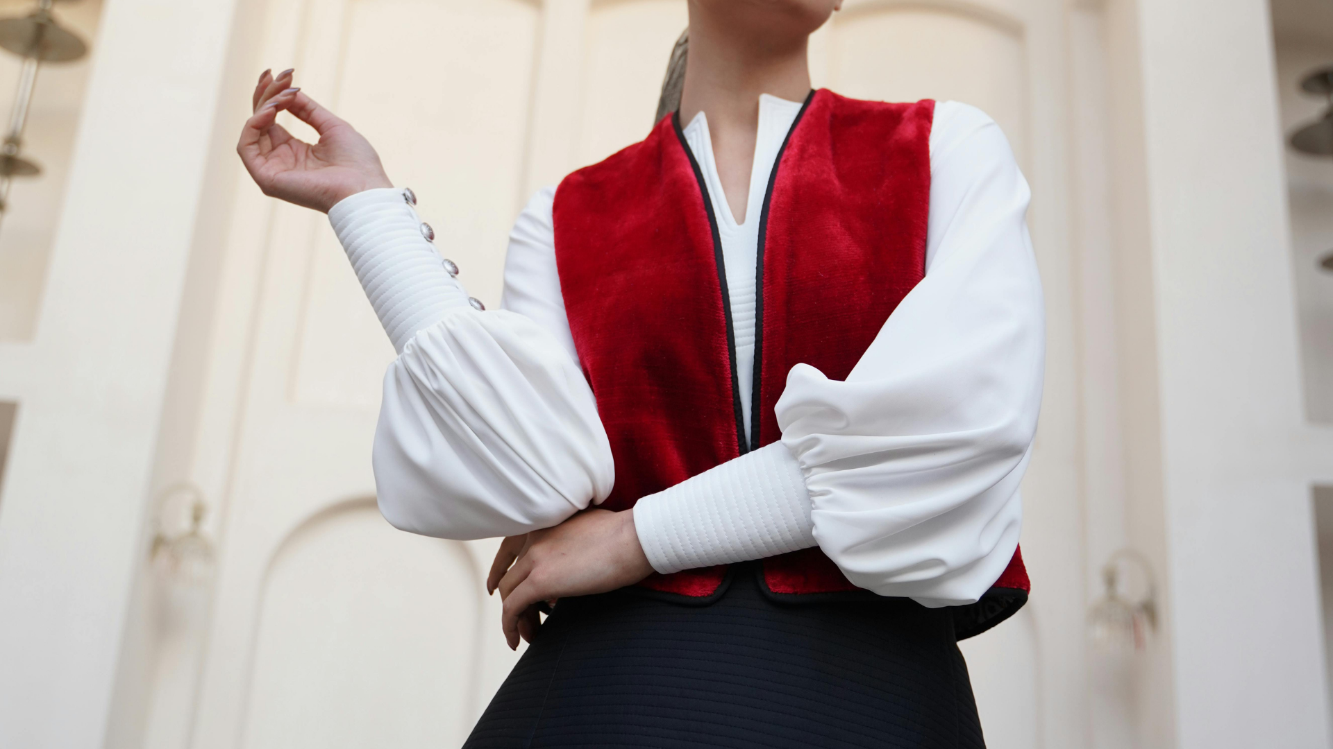 グレースーツにサックスシャツと小紋タイを合わせた例