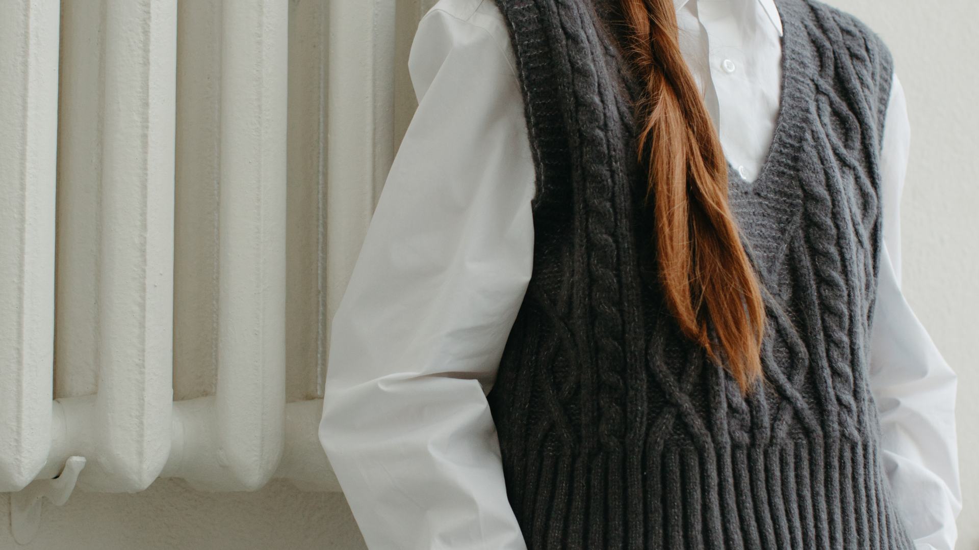 白シャツとボルドータイでアクセントを加えた例