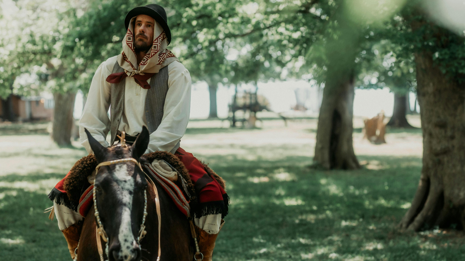 ブラウンスーツにネイビータイを合わせたビジネスコーデ