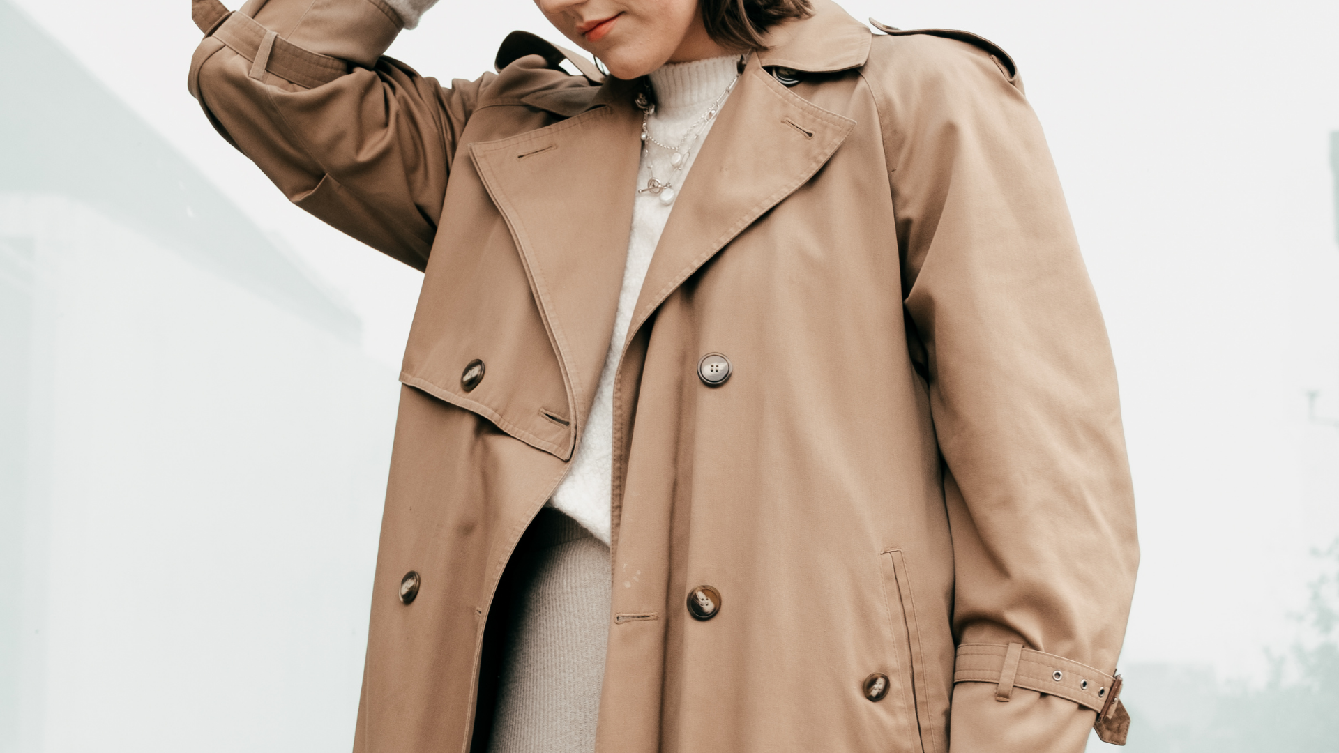 ブラウンに白シャツとボルドータイを合わせた例