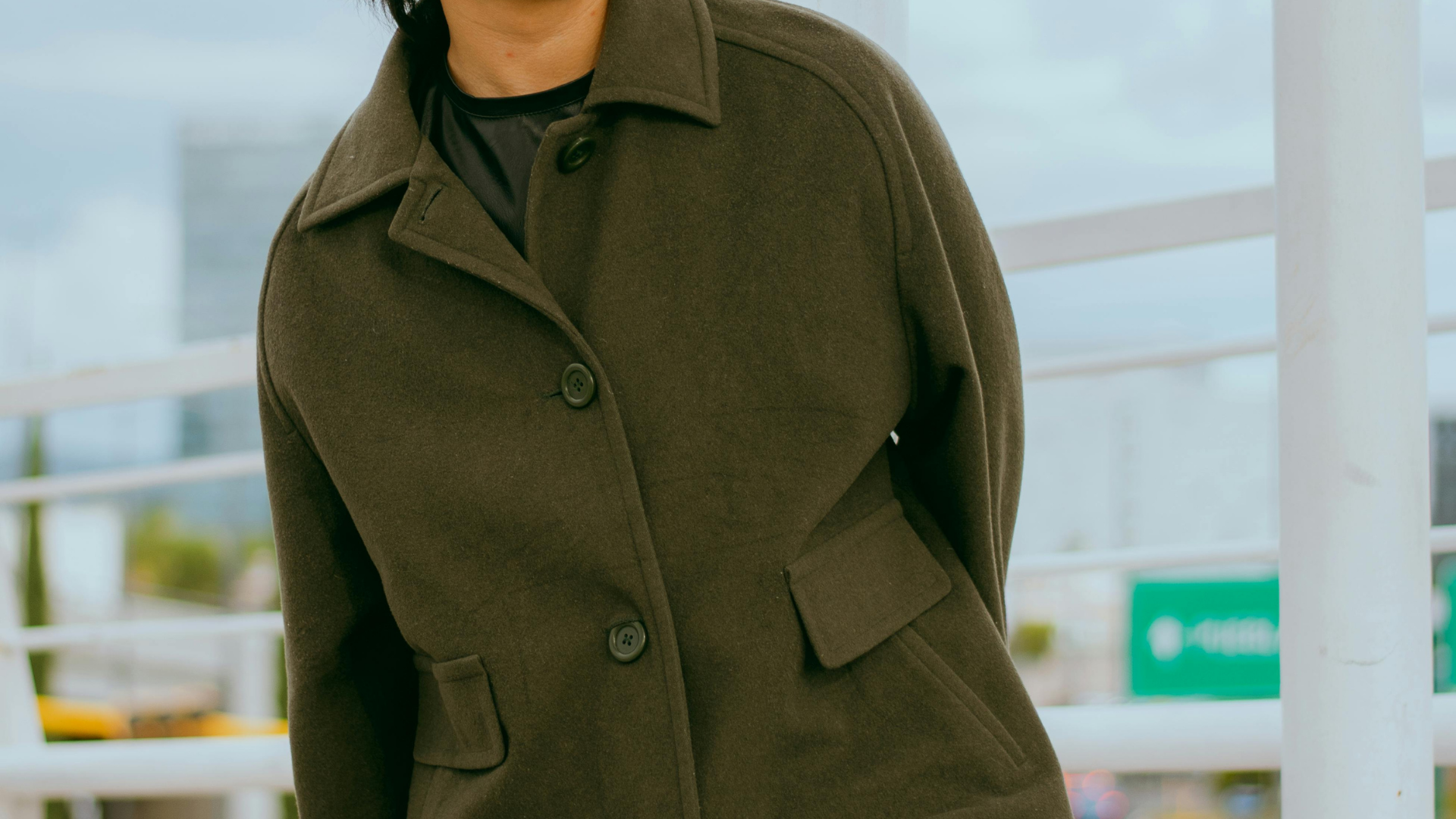 ブラックとチャコールの色差を比較するイメージ