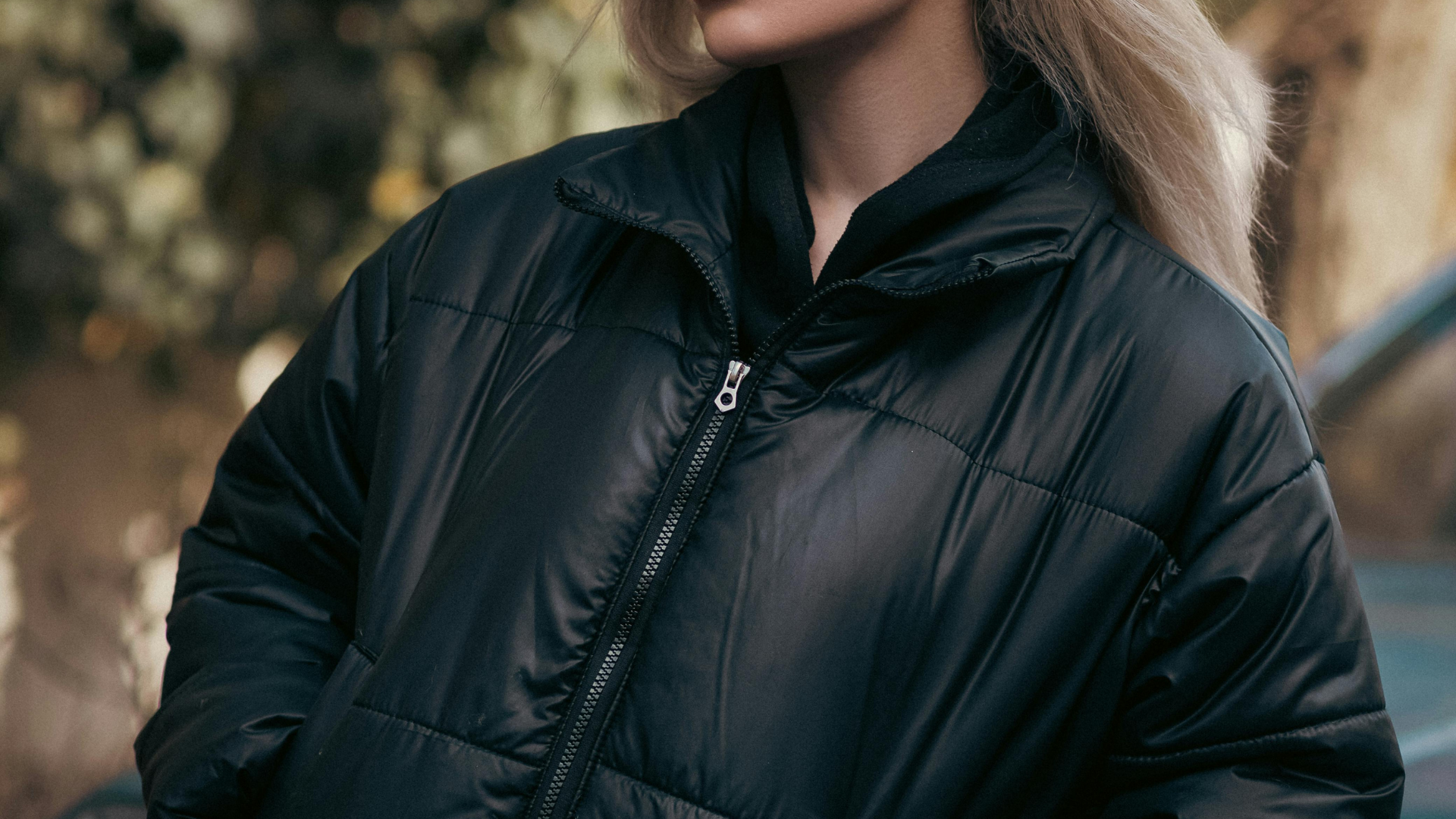 白シャツとネイビータイで明度差をつけたブラックスーツ例