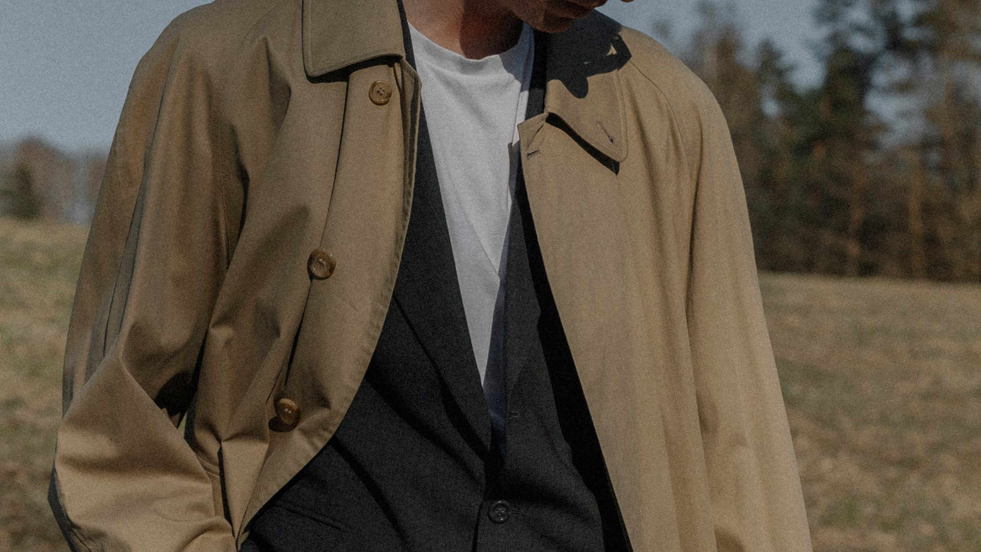 ネイビーのピンストライプを着用したビジネスコーデ