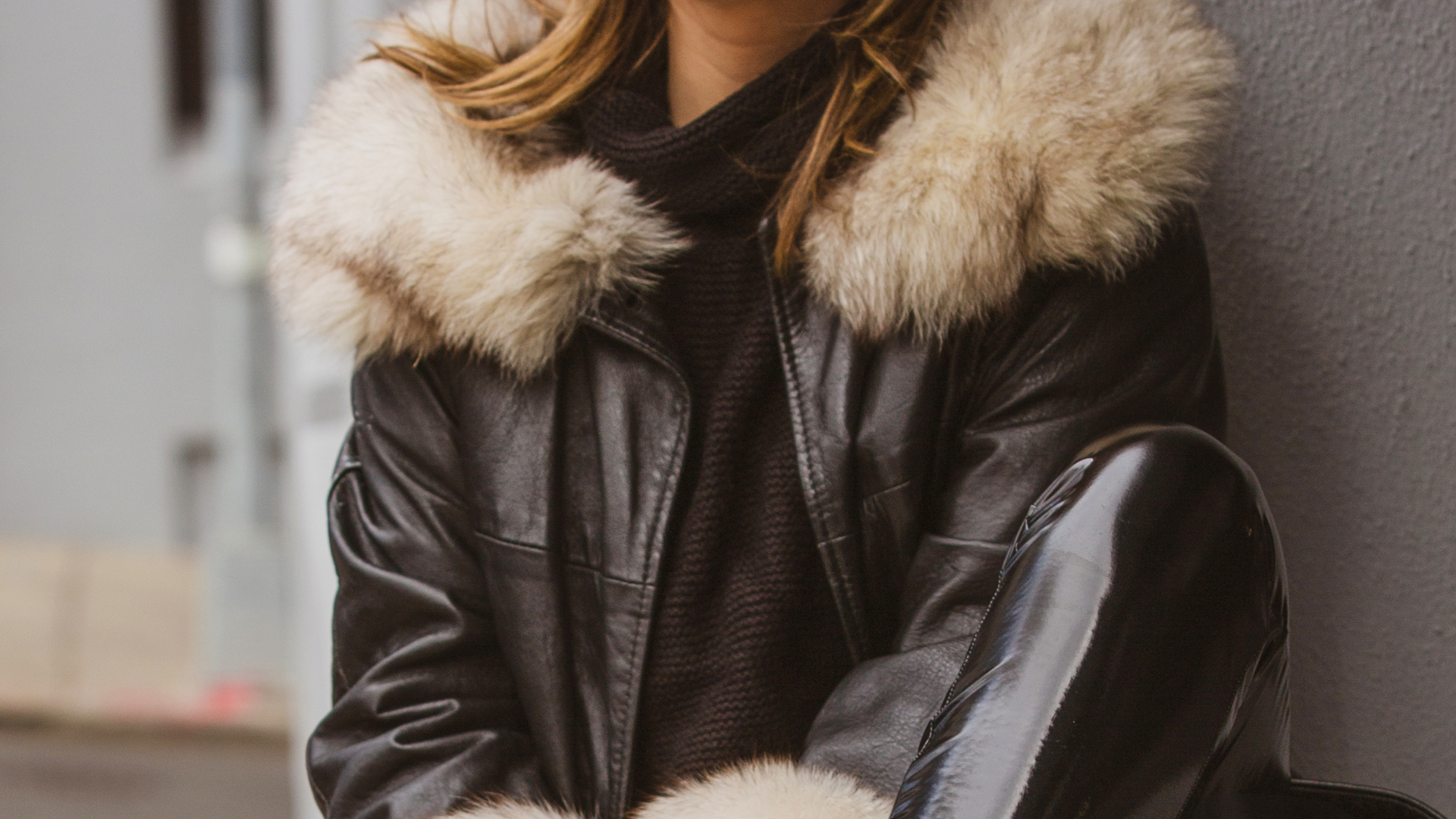 グレースーツにチャコールのタートルを合わせた例