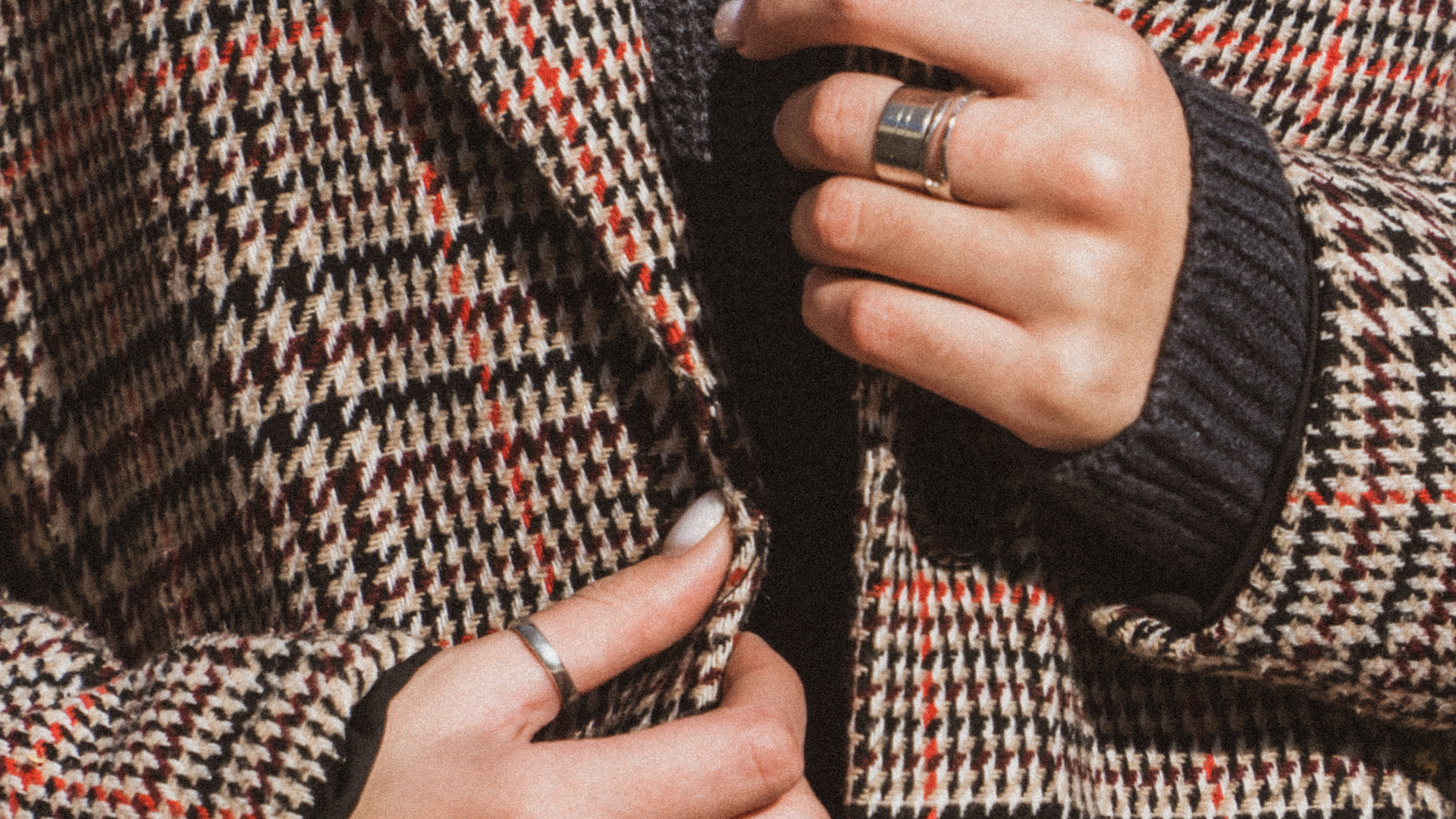 襟が自立するハイゲージポロとジャケットの組み合わせ