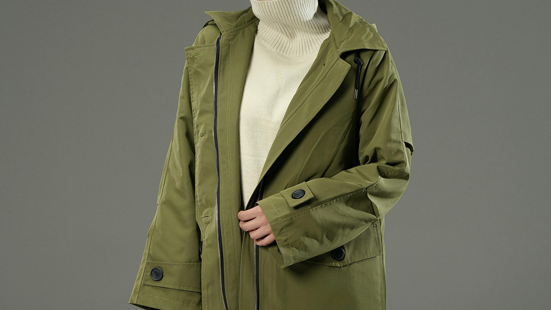 淡色ジャケットに同系ポロを合わせたクールビズ例