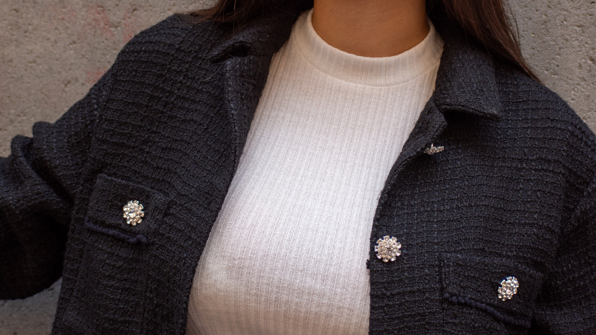 ローファーとスラックスの裾丈バランスを示す例